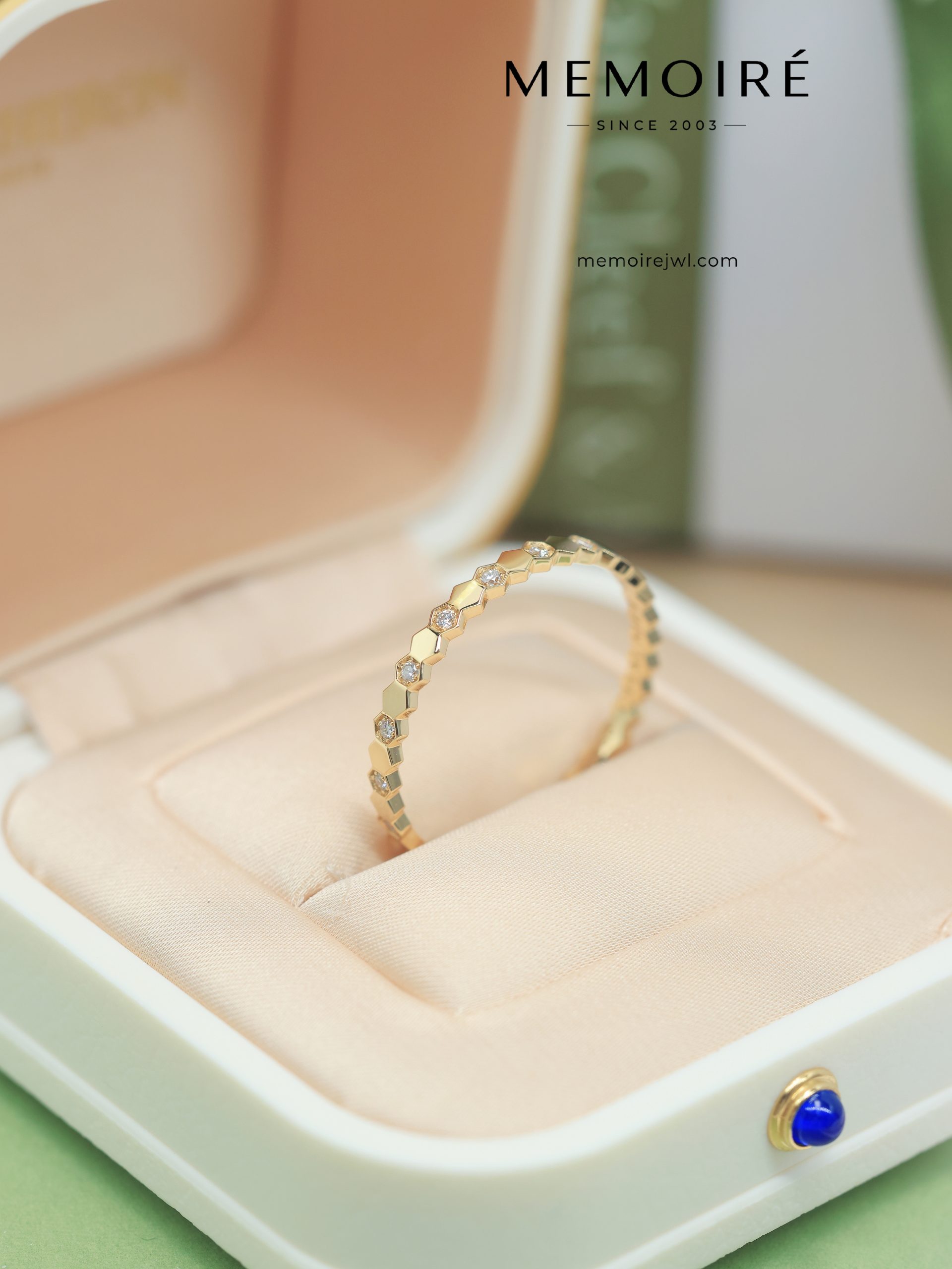 MEMOIRÉ Yellow Gold Narrow Honeycomb Alternating Diamond Ring