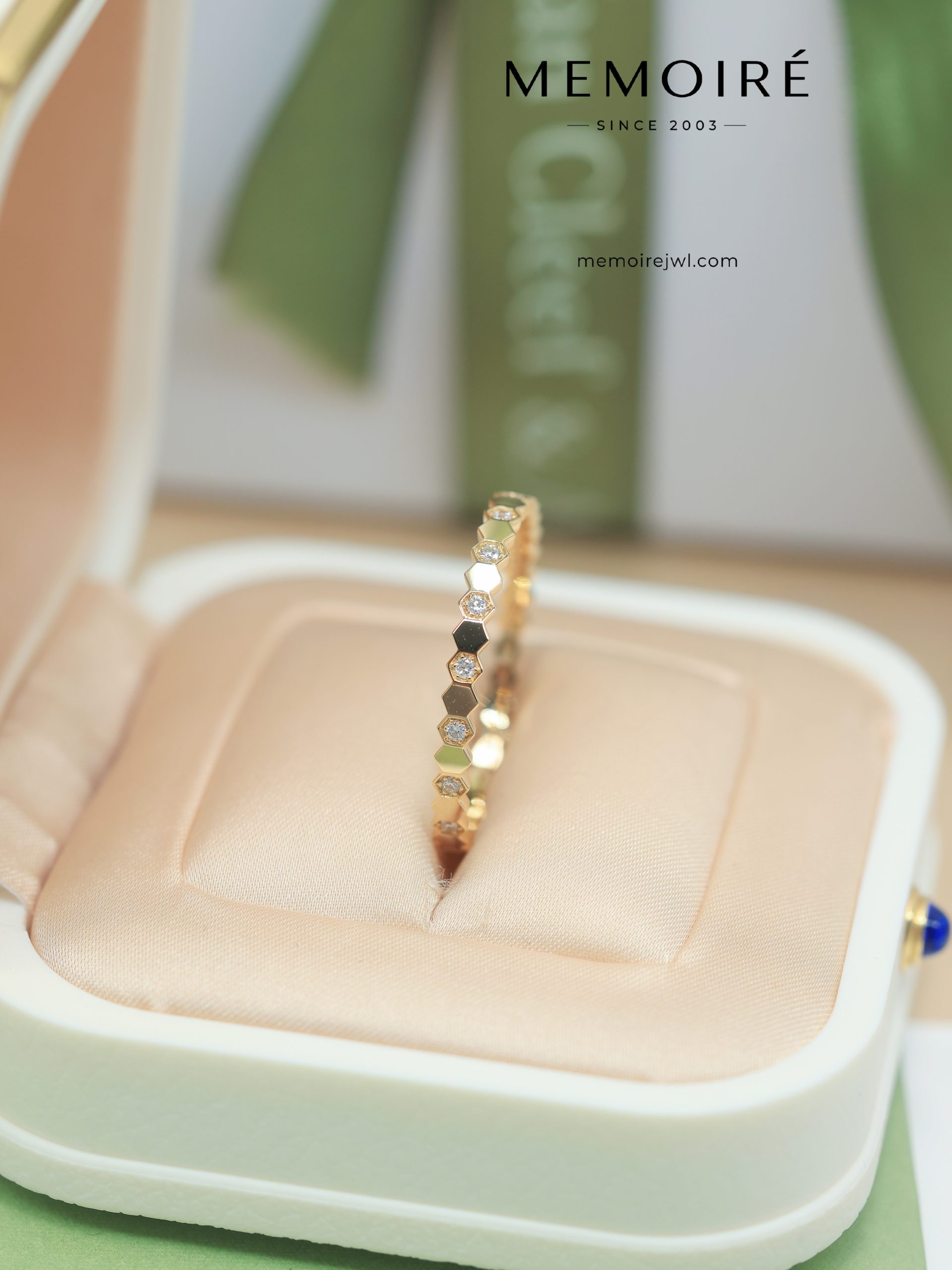 MEMOIRÉ Yellow Gold Narrow Honeycomb Alternating Diamond Ring - Image 3