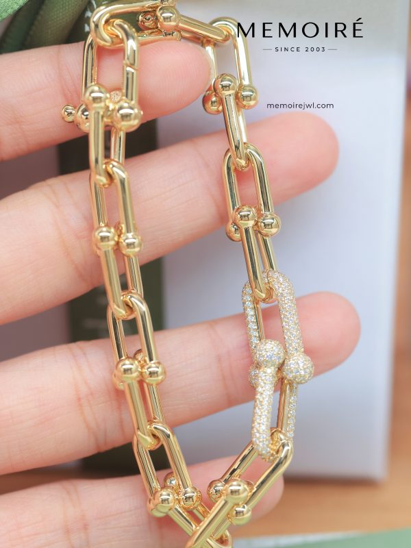 MEMOIRÉ Yellow Gold Medium U-Link Horseshoe Bracelet with Diamond Pave (2 Diamond-Encrusted Links)