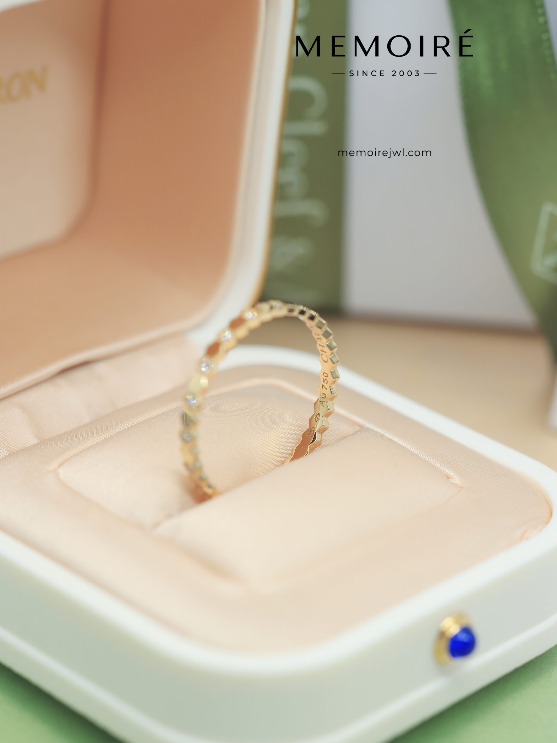 MEMOIRÉ Yellow Gold Narrow Honeycomb Alternating Diamond Ring - Image 4