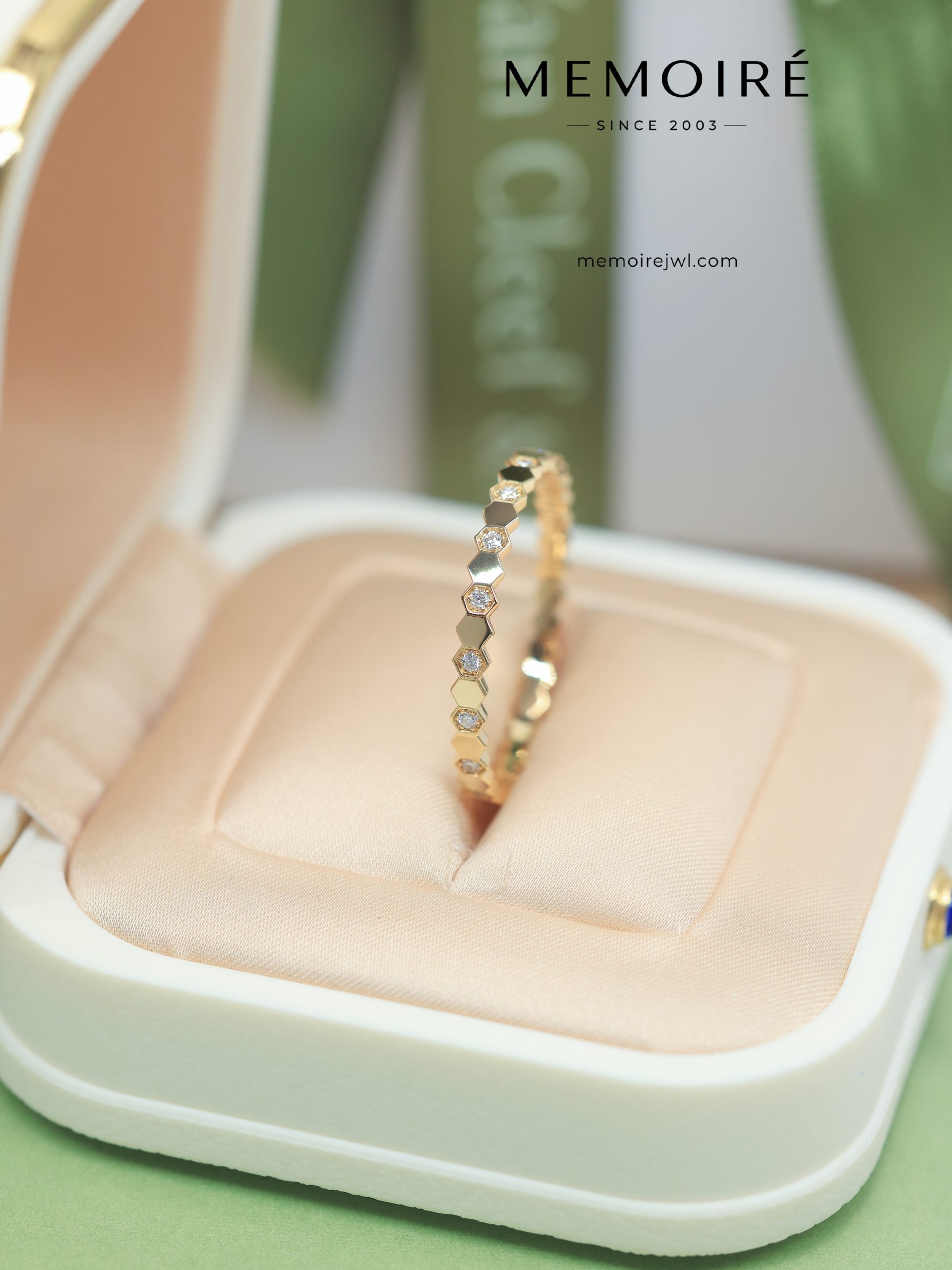 MEMOIRÉ Yellow Gold Narrow Honeycomb Alternating Diamond Ring - Image 5