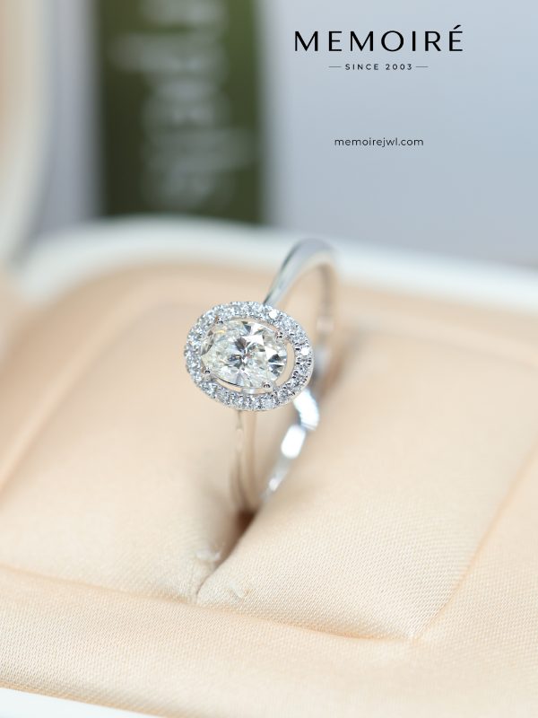 MÉMOIRÉ 18K White Gold Oval Halo Diamond Ring