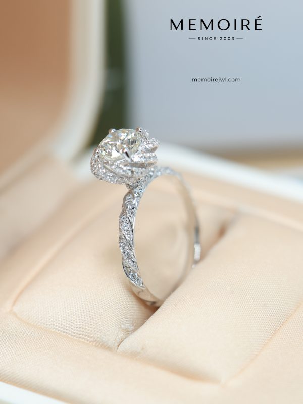 MÉMOIRÉ 18K White Gold Open Flower Halo Diamond Ring