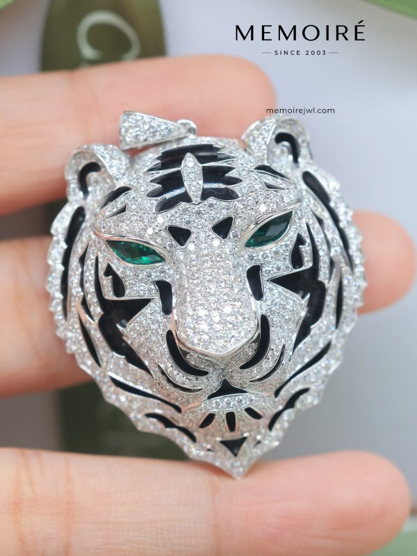 MÉMOIRÉ Gemstone Inlaid Diamond Tiger Head Charm Pendant