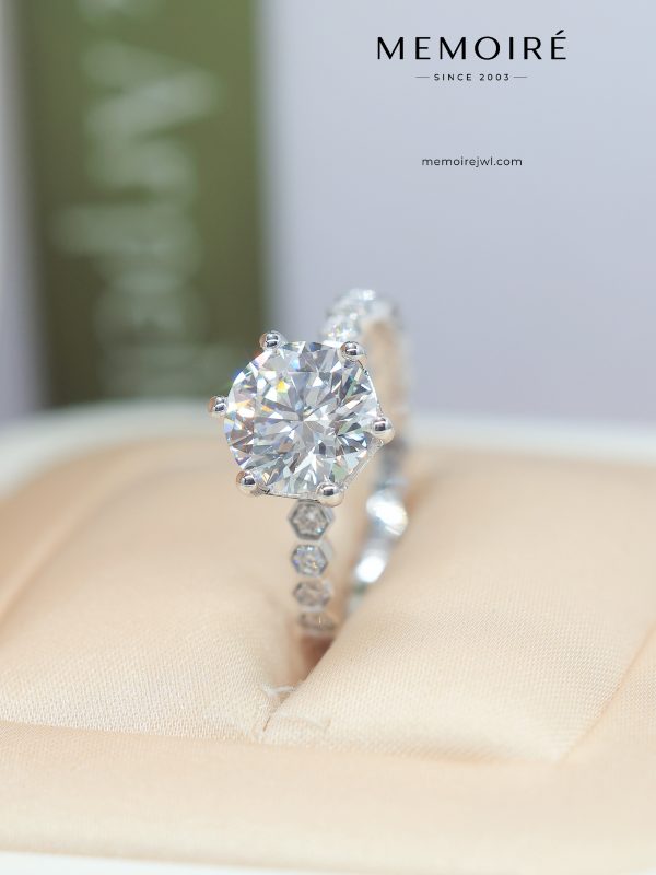 MEMOIRÉ Platinum Honeycomb Engagement Ring with Center Diamond