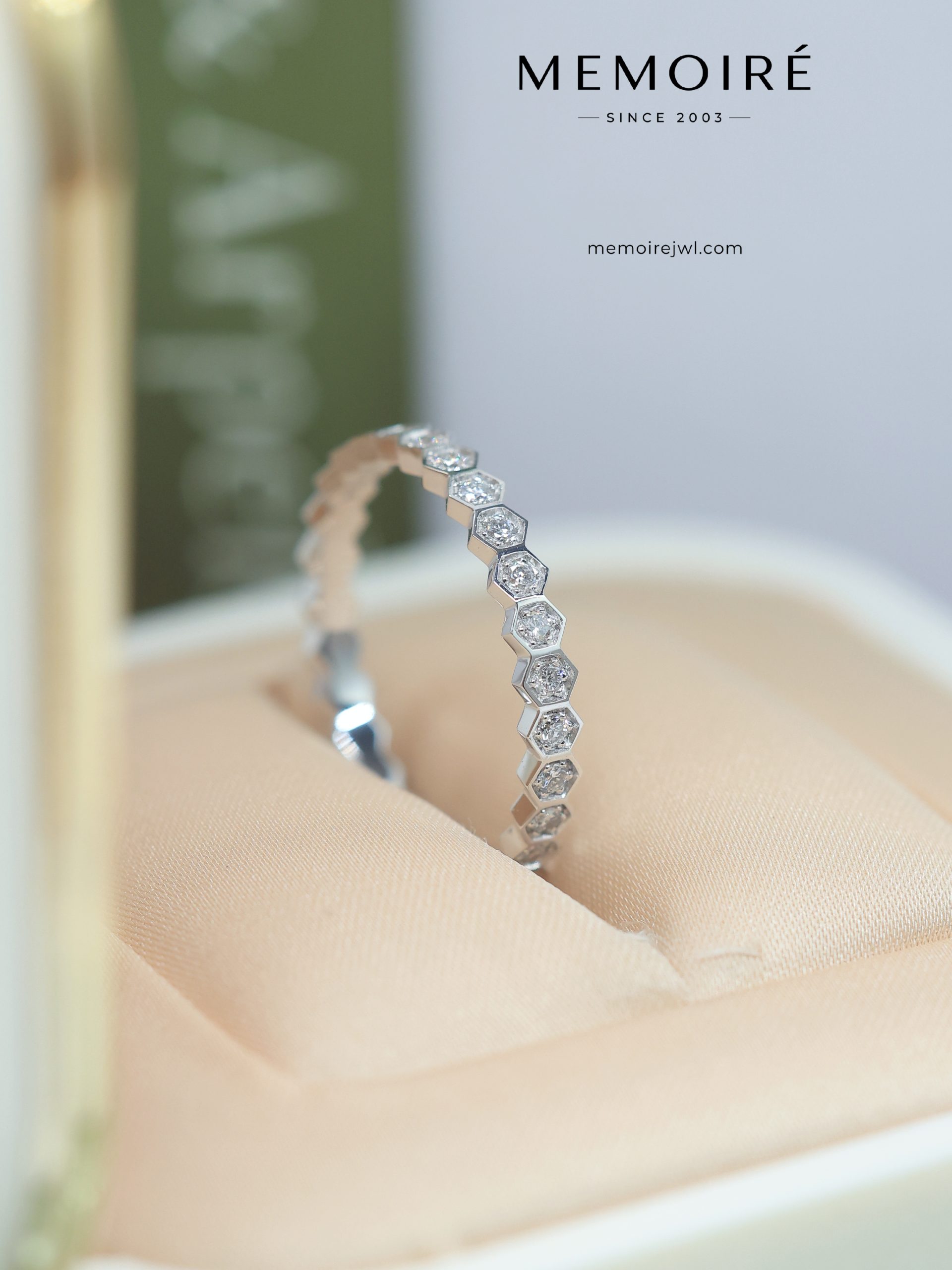 MEMOIRÉ Platinum Narrow Full-Pave Honeycomb Ring - Image 3