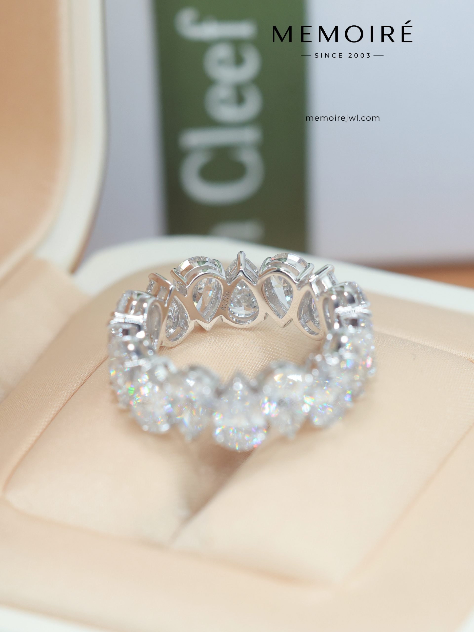 MÉMOIRÉ 18K White Gold Four Prong Full Round Eternity Ring - Image 5