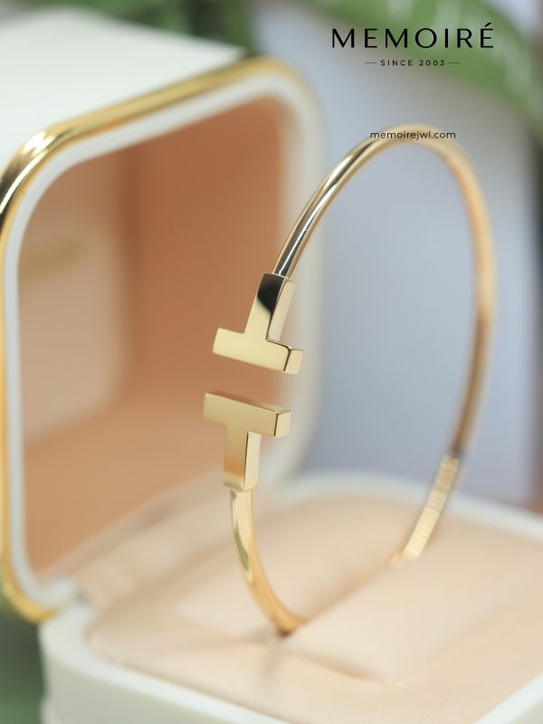 MEMOIRÉ Yellow Gold Double T Bangle (No Diamonds)