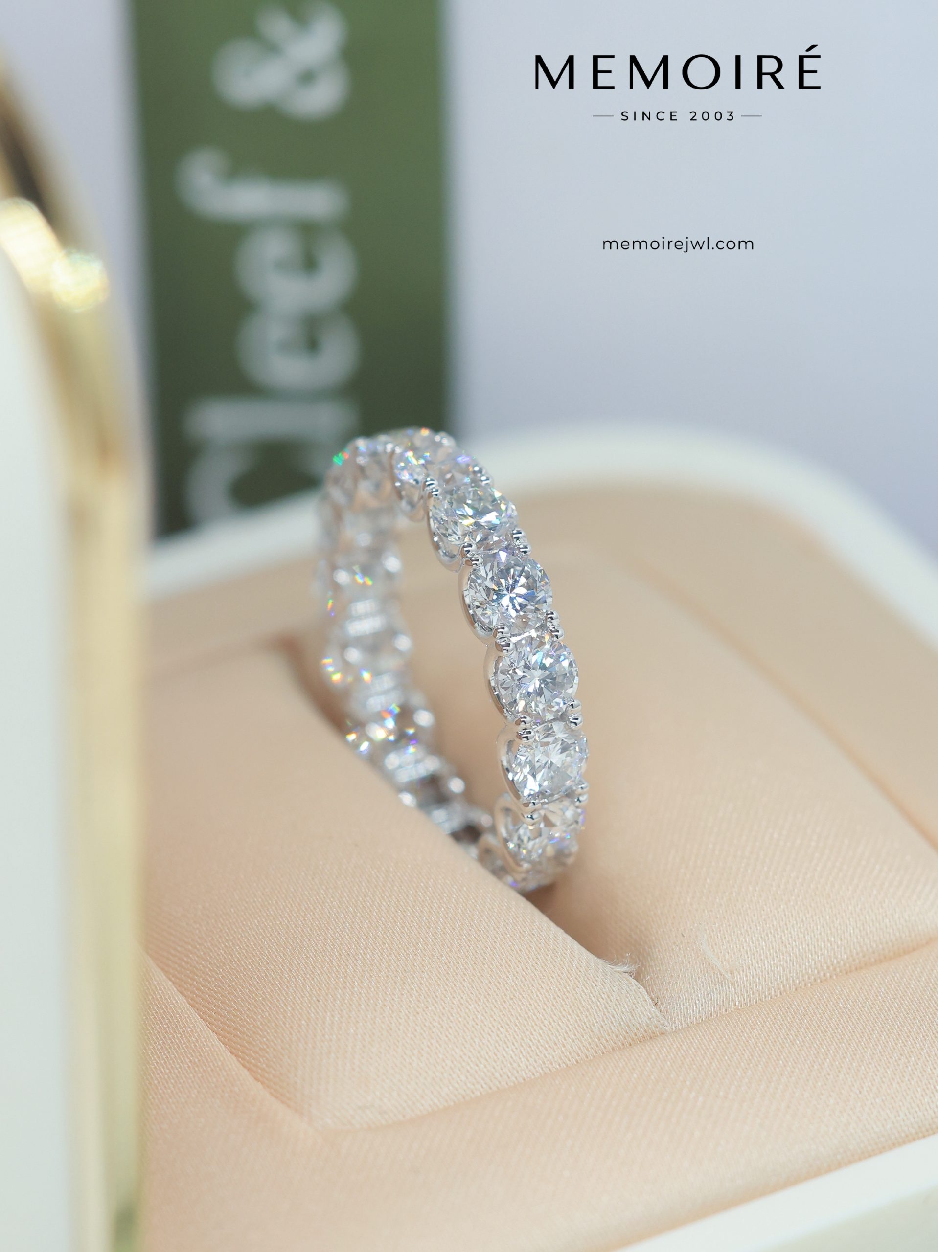 MÉMOIRÉ 18K White Gold Full Eternity Diamond Band Ring - Image 3