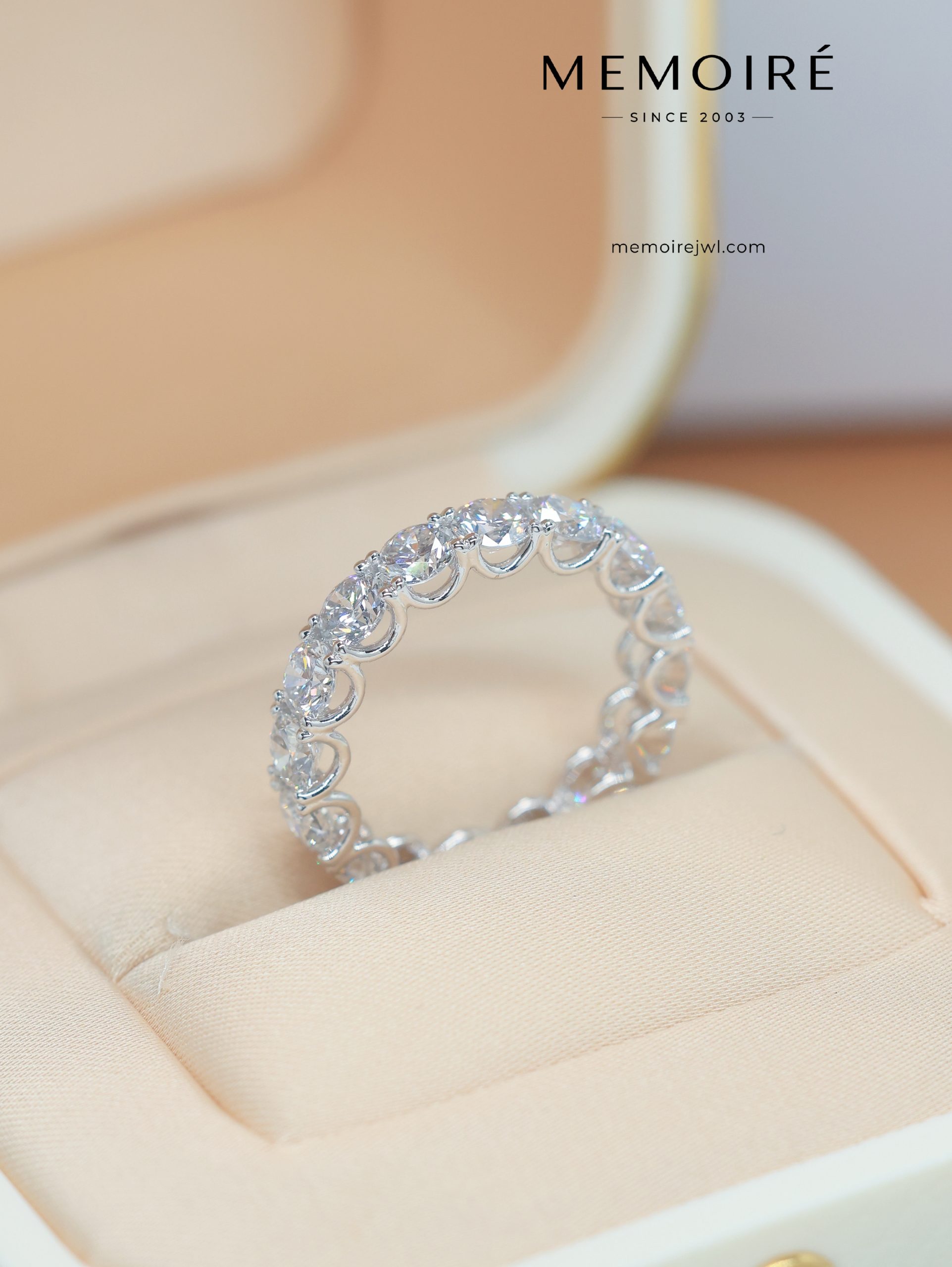 MÉMOIRÉ 18K White Gold Full Eternity Diamond Band Ring - Image 4