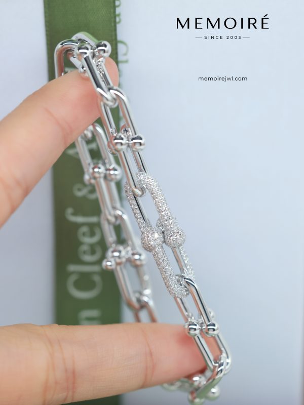 MEMOIRÉ White Gold Medium Diamond-Set U-Shaped Horseshoe Link Bracelet (2 Pave U Links)