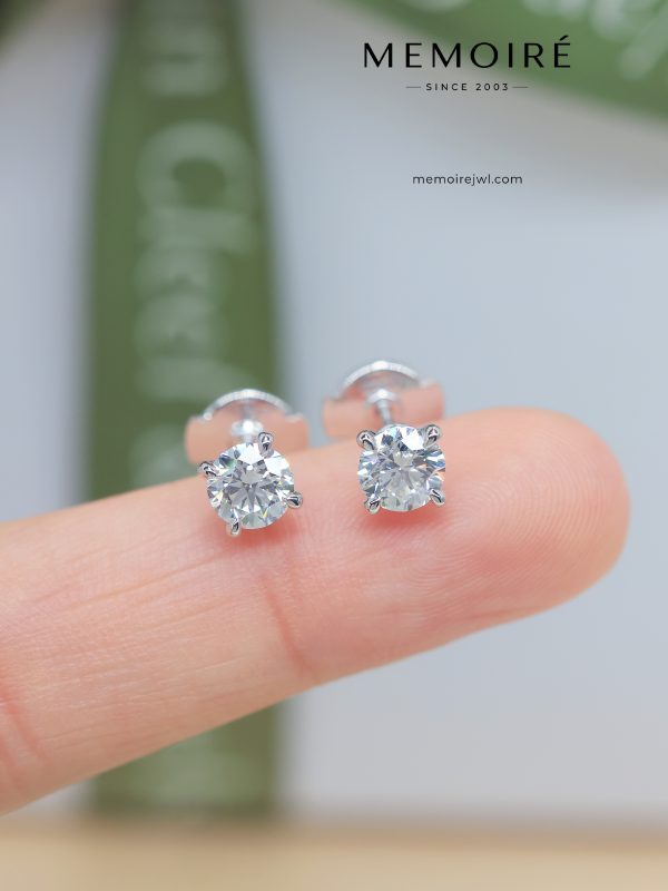 MÉMOIRÉ 18K White Gold Four-Prong Round Solitaire Screw Back Diamond Stud Earrings