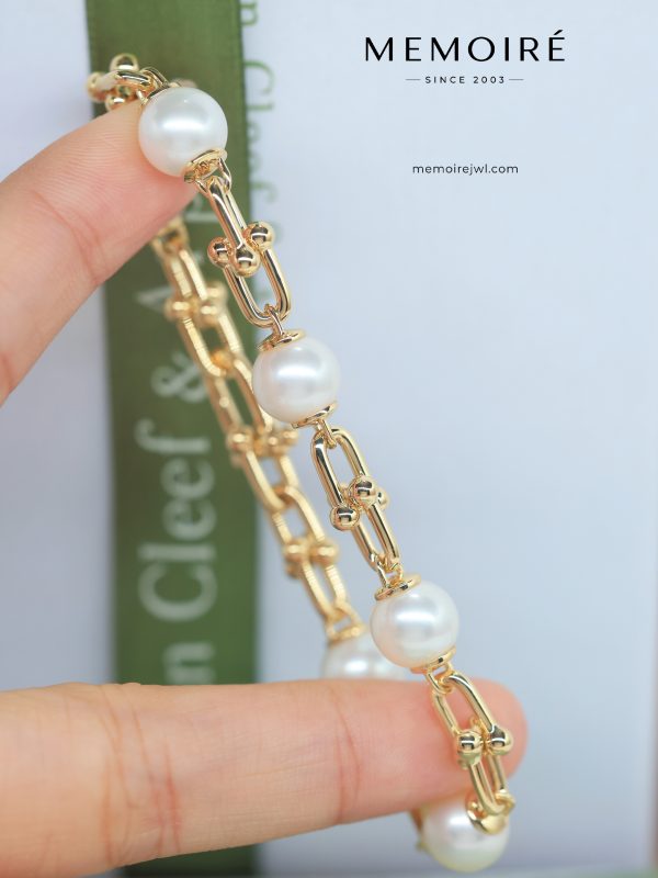 MEMOIRÉ Yellow Gold Small U-Link Horseshoe Bracelet with Alternating Pearls