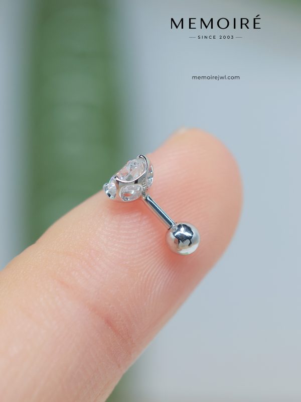 MÉMOIRÉ 18K White Gold Three Stone Screw Back Diamond Earring