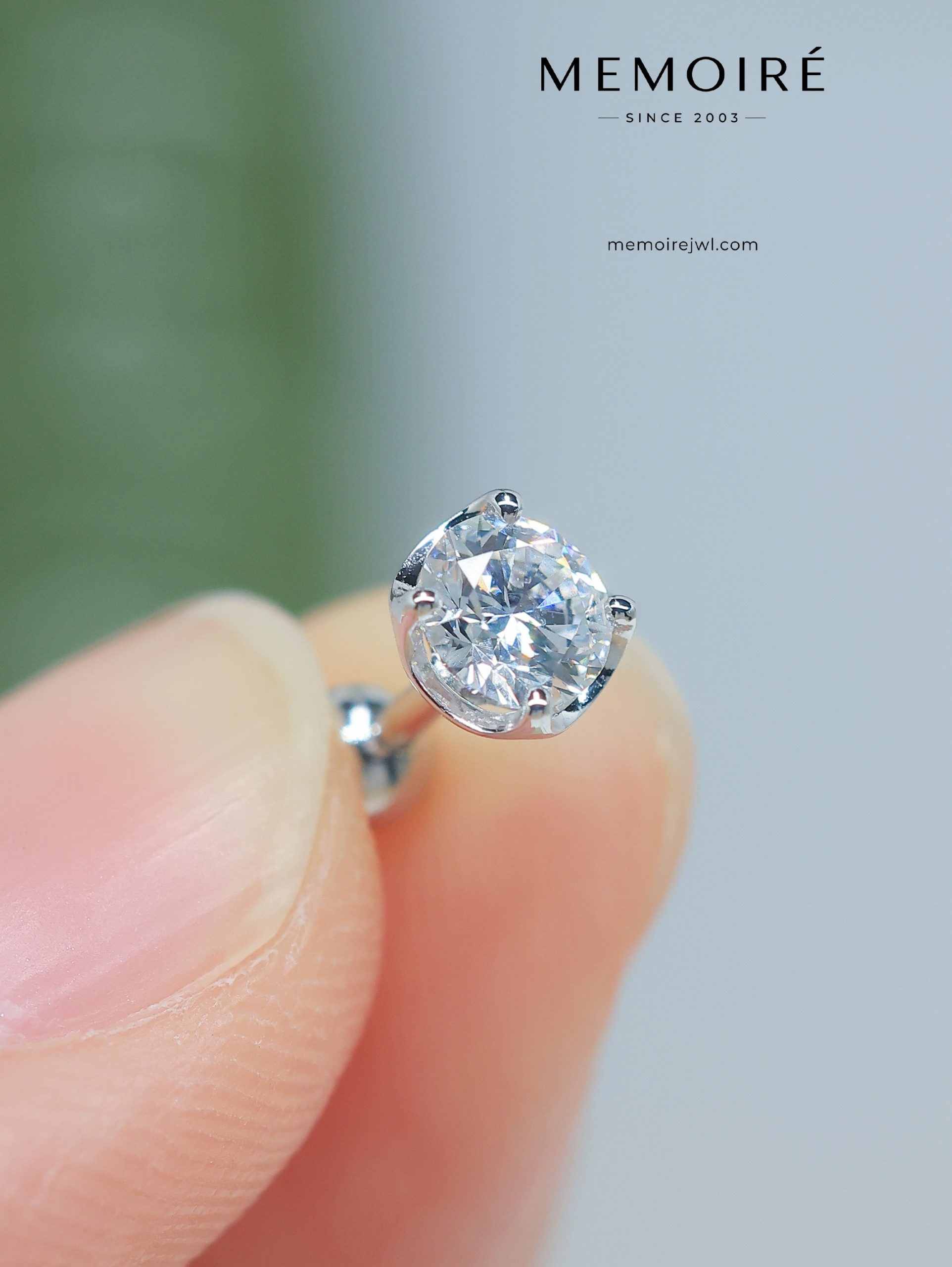 MÉMOIRÉ 18K White Gold Three Stone Screw Back Diamond Earring - Image 4