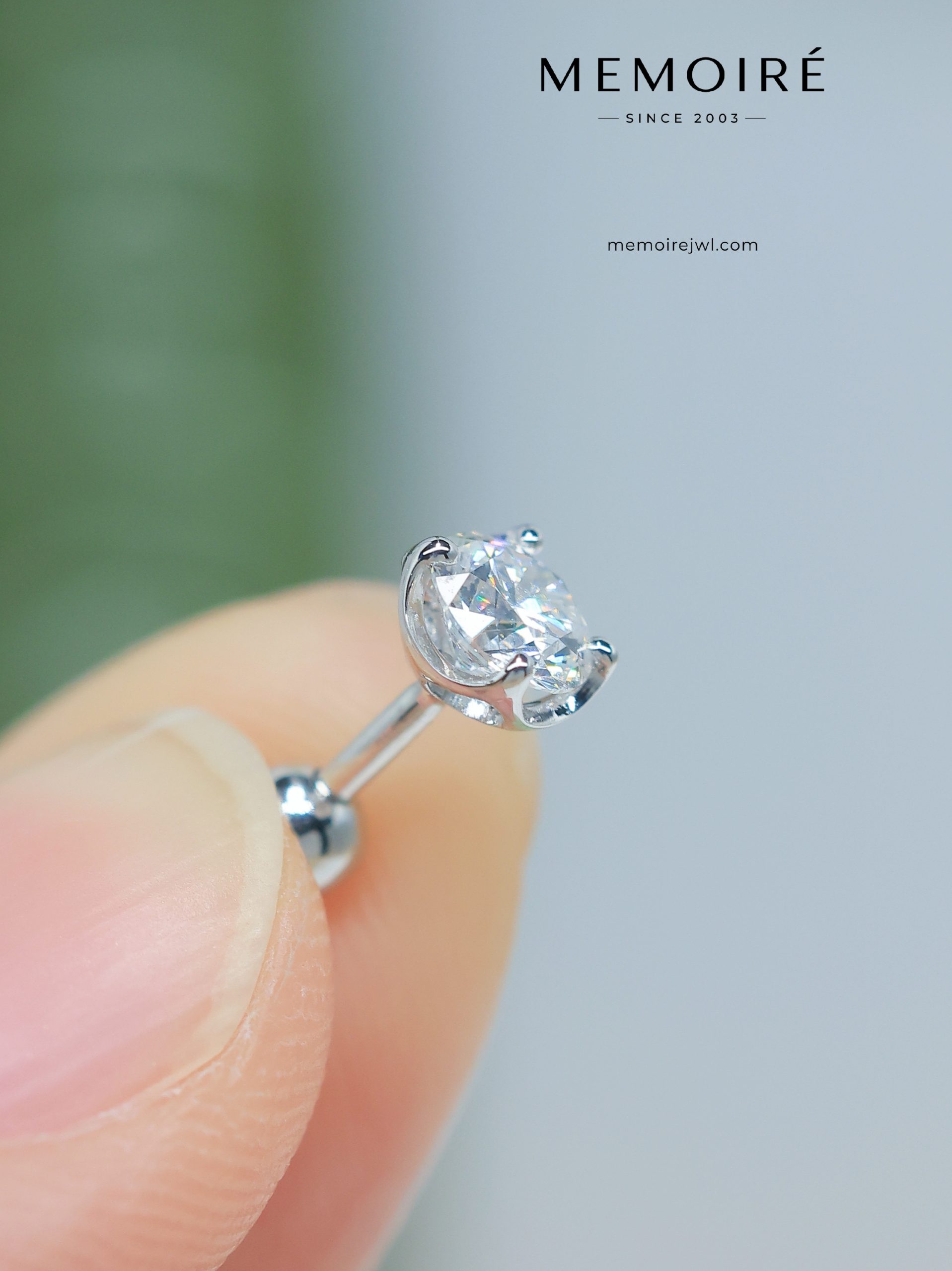 MÉMOIRÉ 18K White Gold Three Stone Screw Back Diamond Earring - Image 5