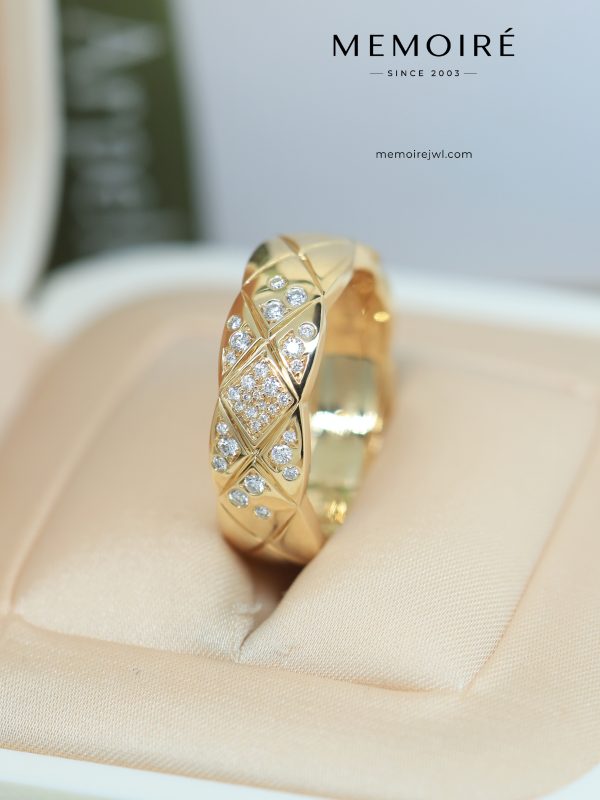 MEMOIRÉ Yellow Gold Wide Diamond-Set Quilted Ring