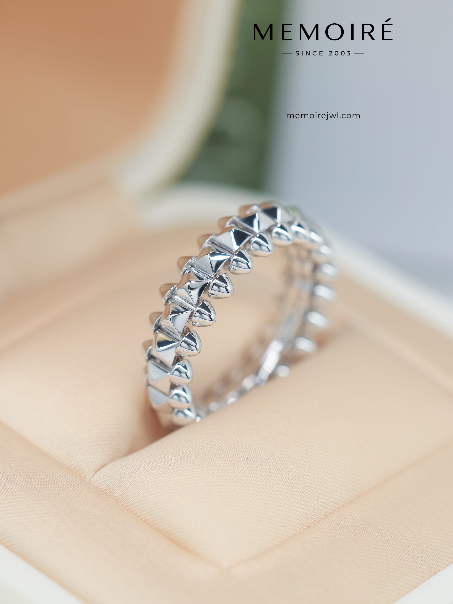 MÉMOIRÉ 18K White Gold Spike Eternity Ring - Image 3