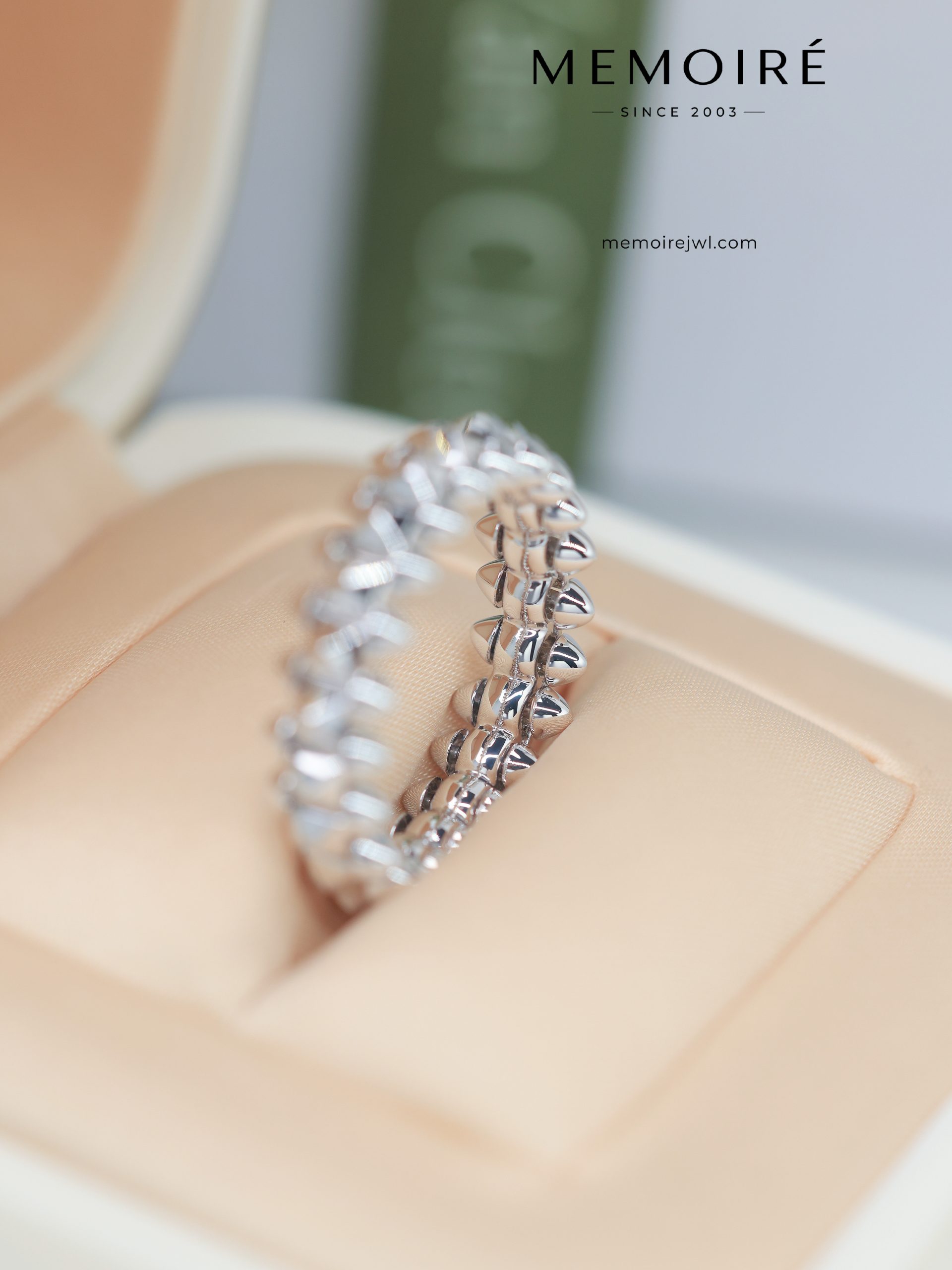 MÉMOIRÉ 18K White Gold Spike Eternity Ring - Image 5
