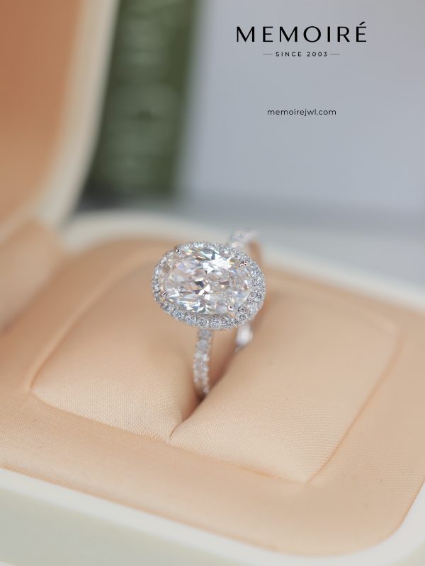 MÉMOIRÉ 18K White Gold Round Halo Pave Band Ring