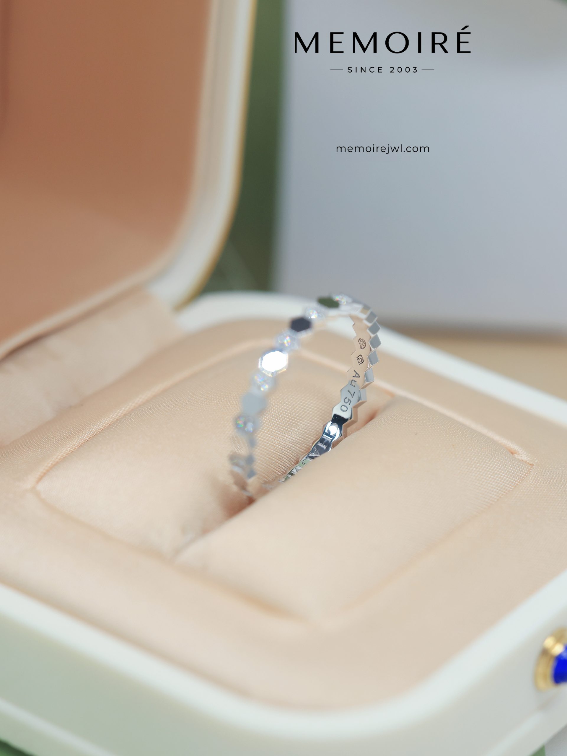 MEMOIRÉ Platinum Narrow Honeycomb Alternating Diamond Ring