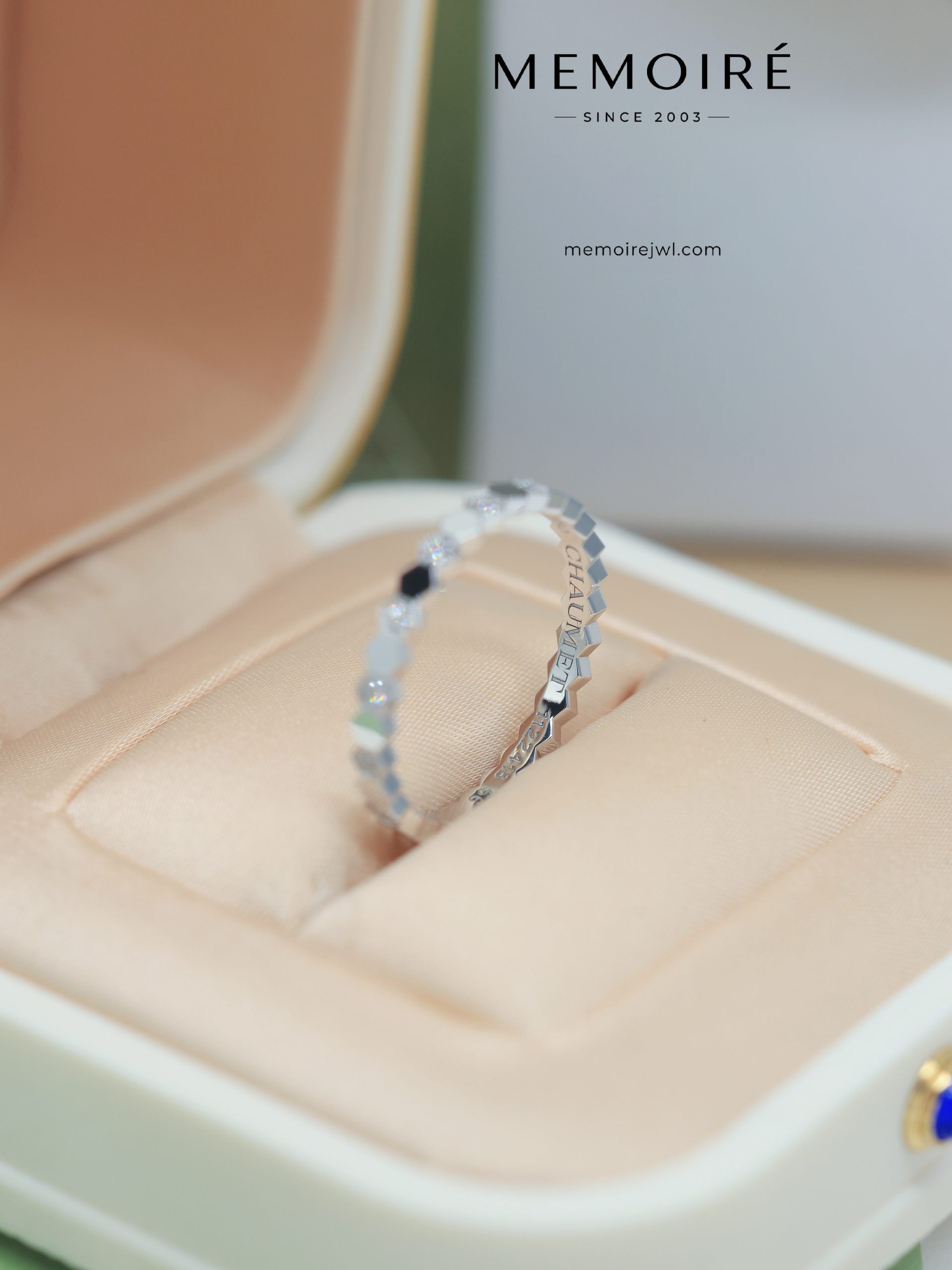 MEMOIRÉ Platinum Narrow Honeycomb Alternating Diamond Ring - Image 3