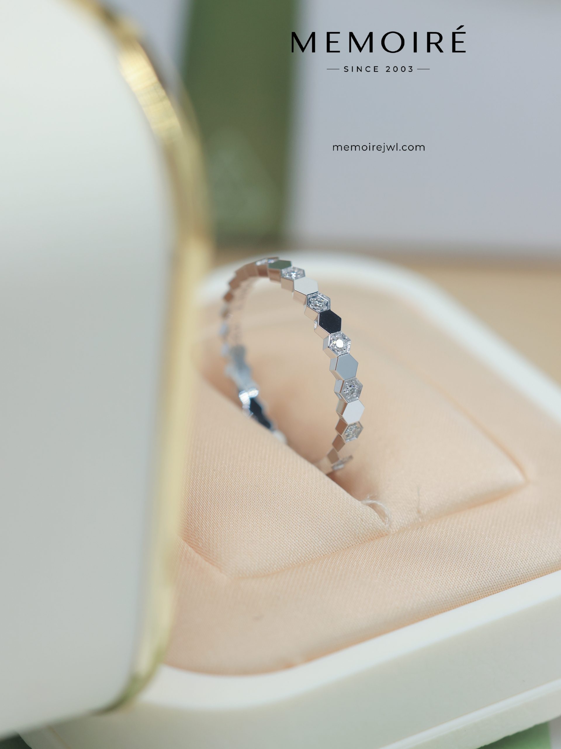 MEMOIRÉ Platinum Narrow Honeycomb Alternating Diamond Ring - Image 4
