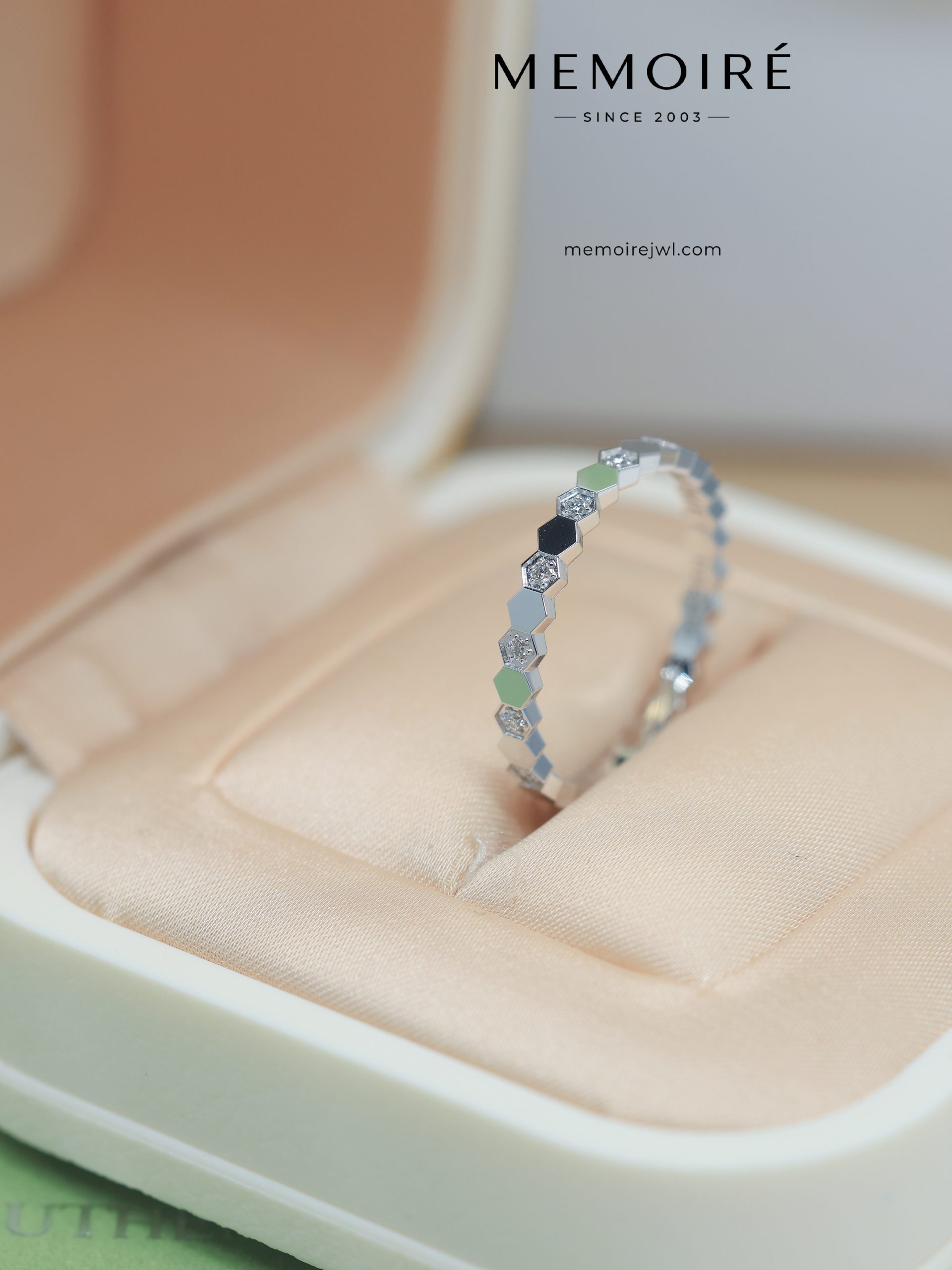 MEMOIRÉ Platinum Narrow Honeycomb Alternating Diamond Ring - Image 5