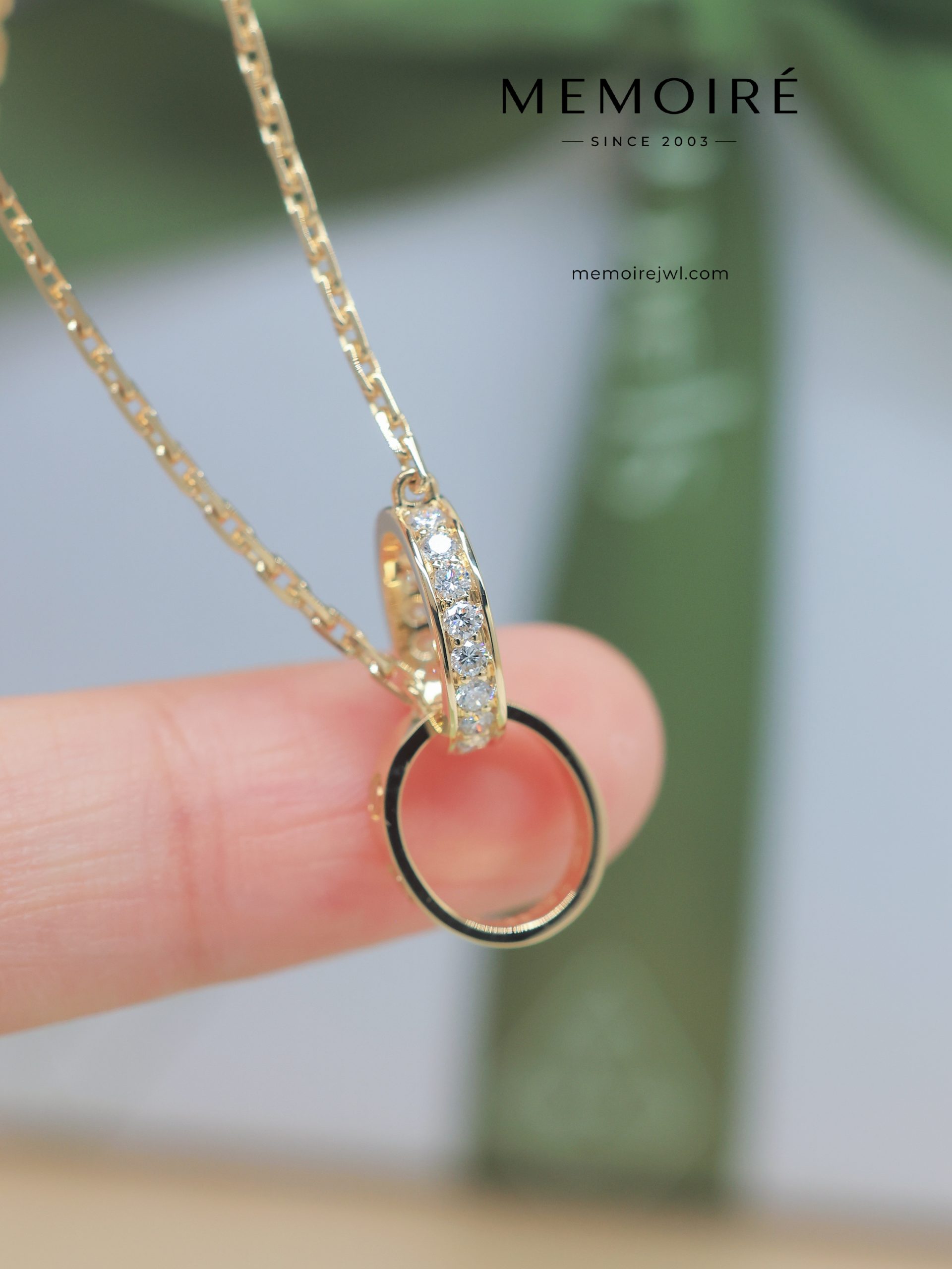 MÉMOIRÉ 18K Gold Dual Finish Interlocking Circle Necklace - Image 2