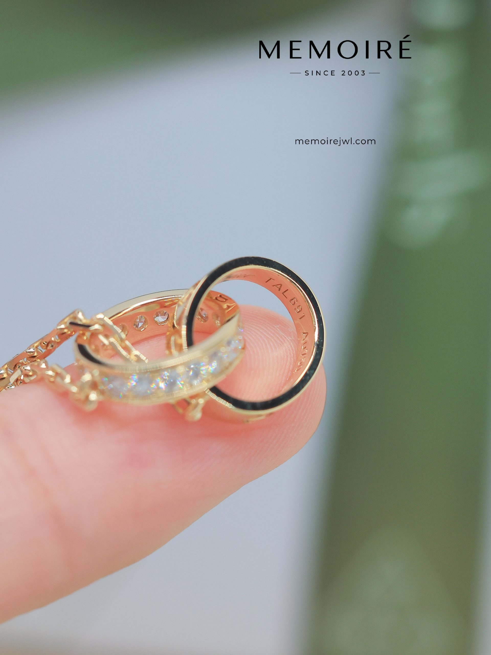 MÉMOIRÉ 18K Gold Dual Finish Interlocking Circle Necklace - Image 4