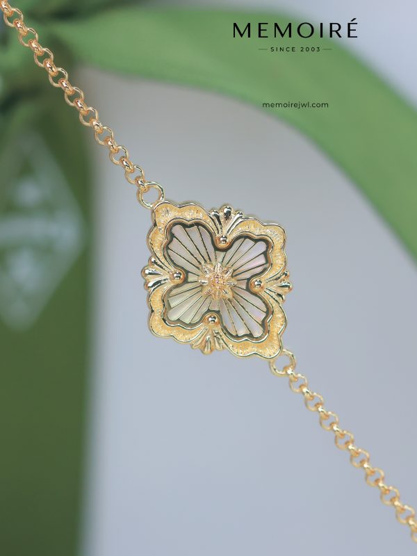 MEMOIRÉ 18K Yellow Gold Vintage Baroque Mother-of-Pearl Clover Bracelet