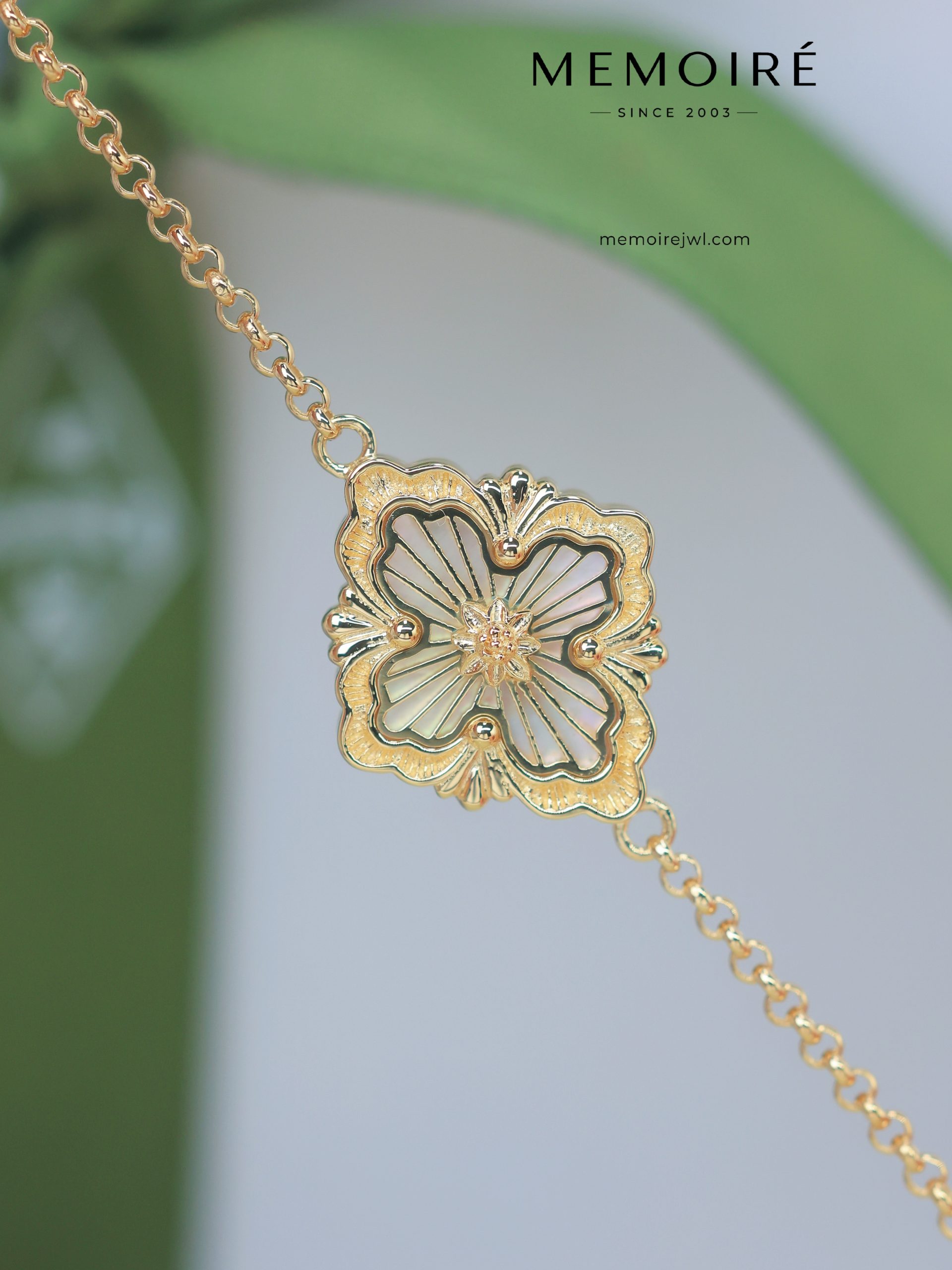MEMOIRÉ 18K Yellow Gold Vintage Baroque Mother-of-Pearl Clover Bracelet