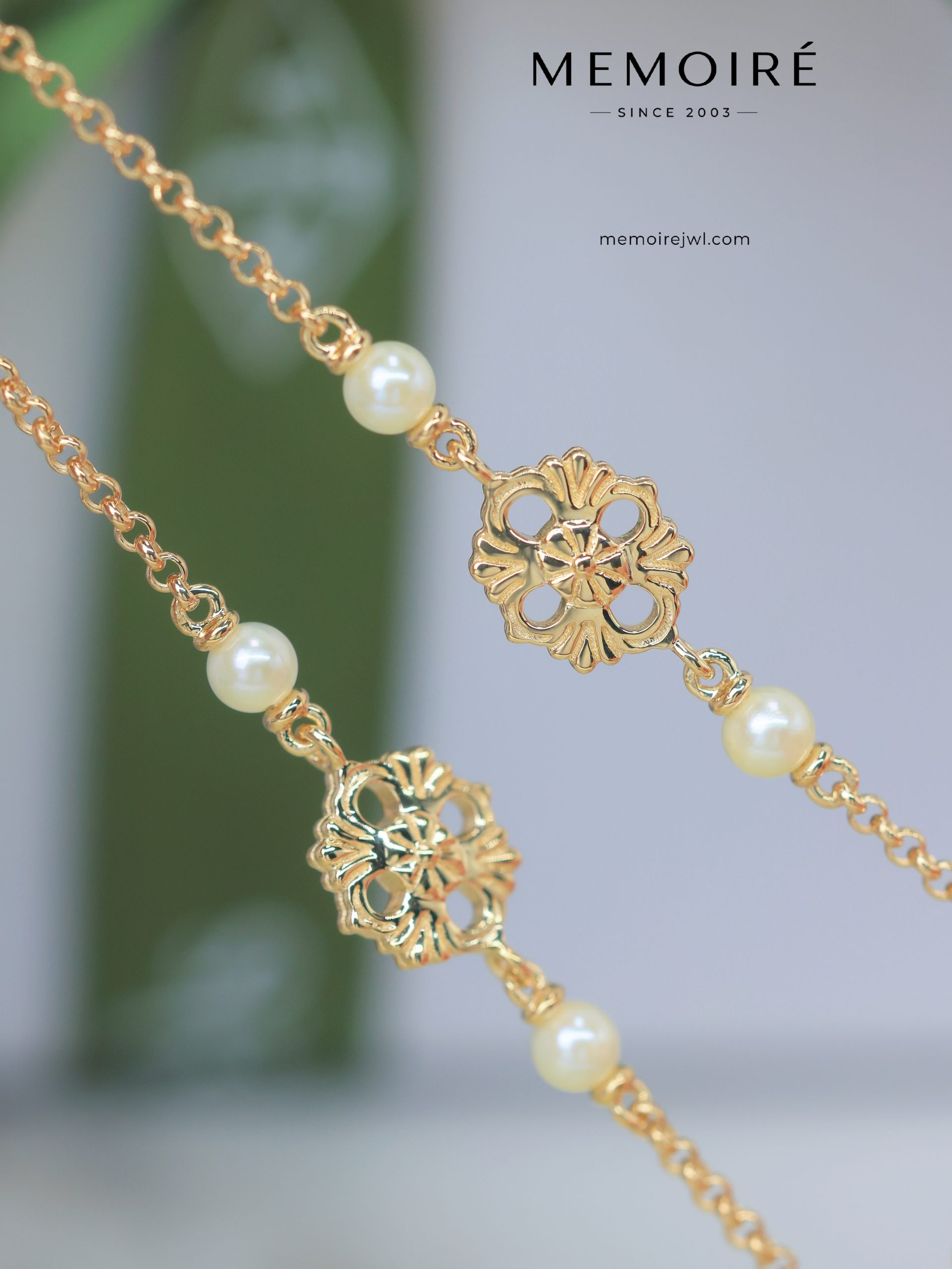 MEMOIRÉ 18K Yellow Gold Vintage Baroque Mother-of-Pearl Clover Bracelet - Image 4