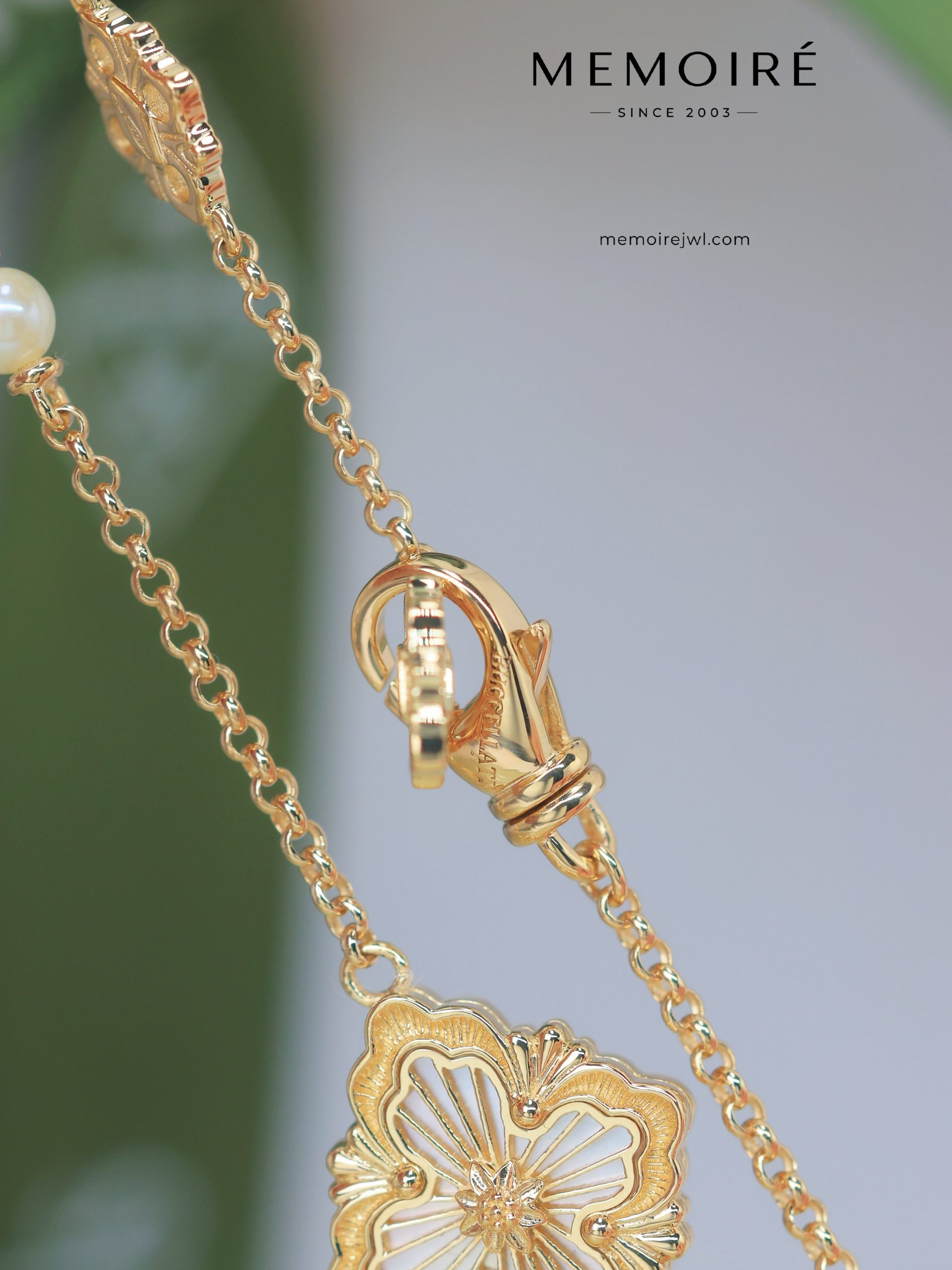 MEMOIRÉ 18K Yellow Gold Vintage Baroque Mother-of-Pearl Clover Bracelet - Image 5