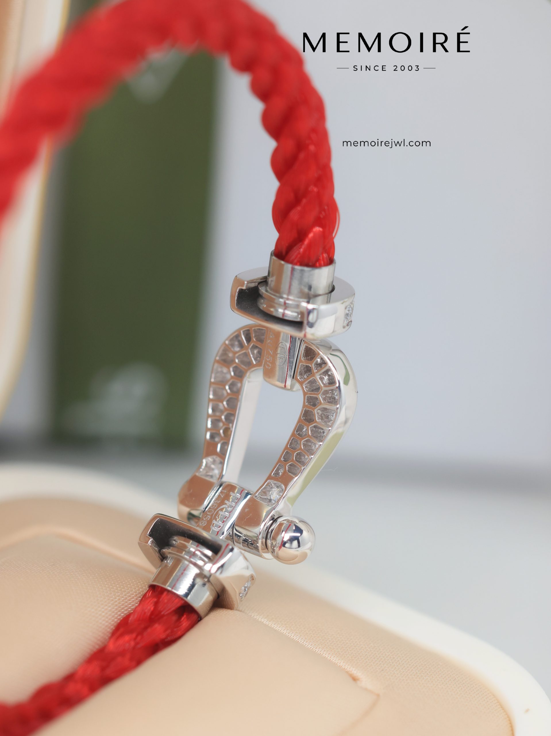 MEMOIRÉ White Gold Large Full-Pave Horseshoe Buckle Red Nylon Cord Bracelet - Image 5
