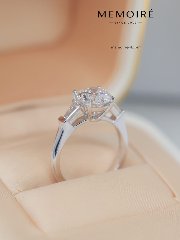 MÉMOIRÉ 18K White Gold Round Three-Stone Tapered Baguette Side Stone Engagement Ring