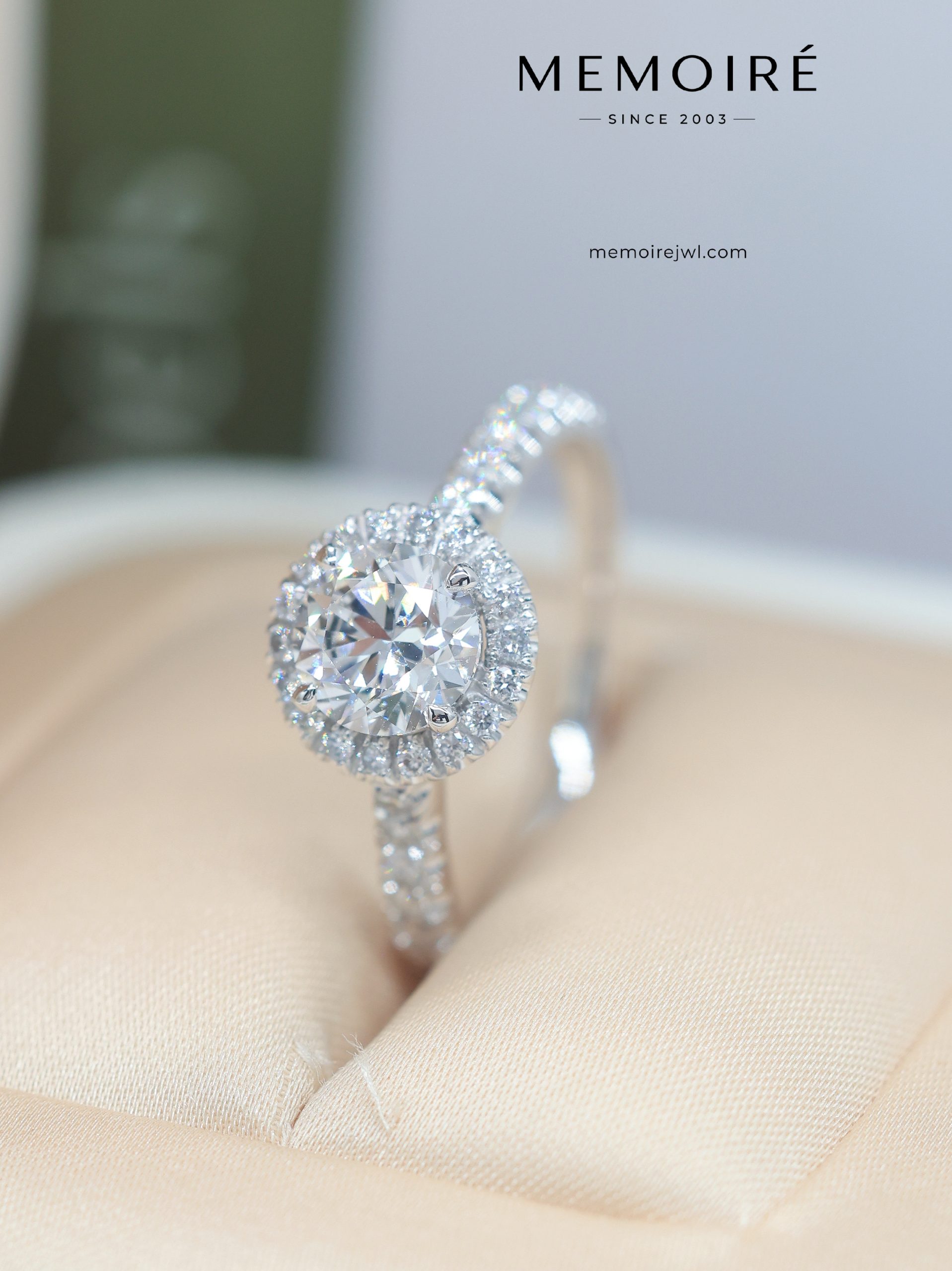 MÉMOIRÉ 18K White Gold Halo Pave Band Diamond Ring