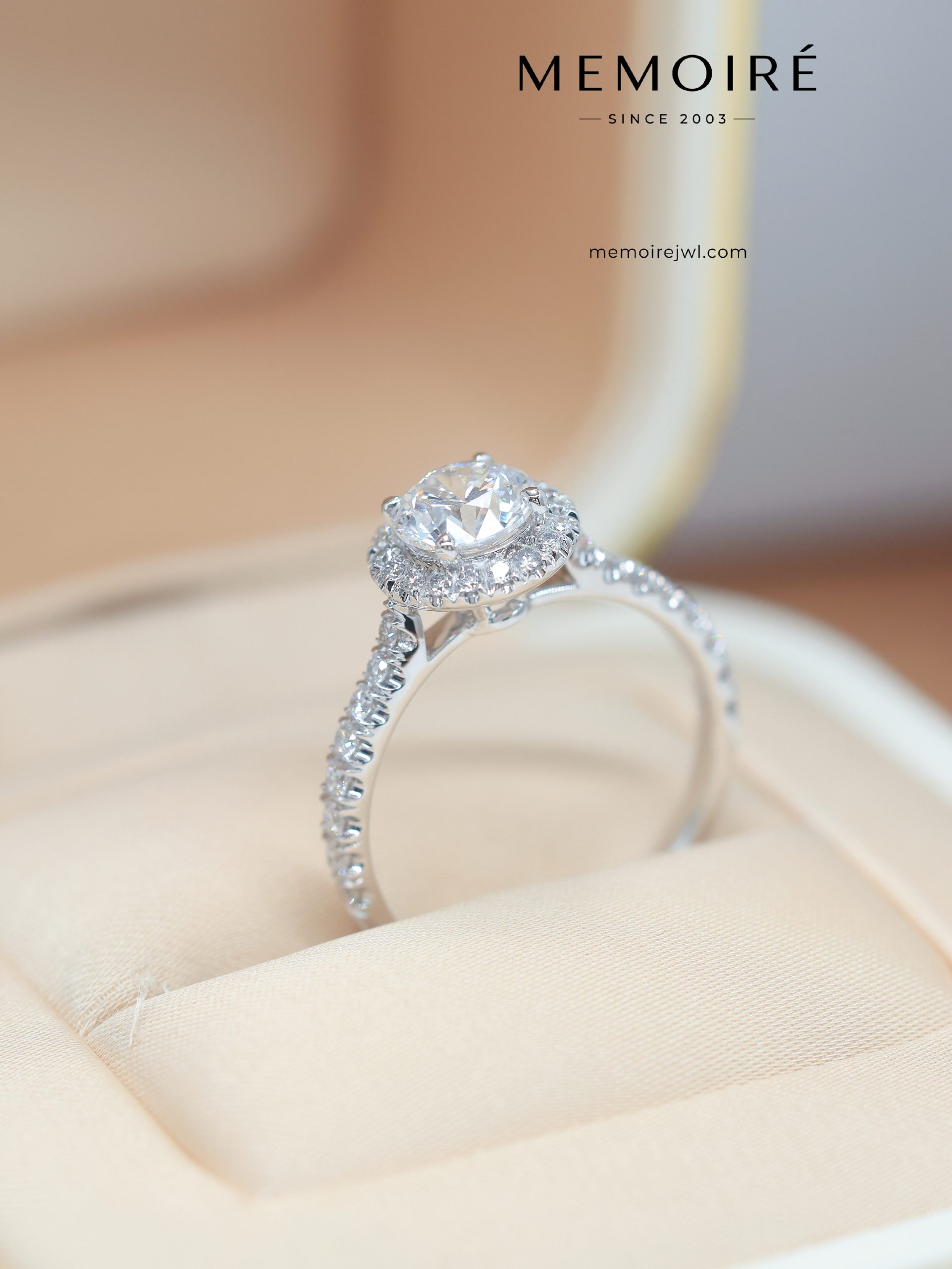 MÉMOIRÉ 18K White Gold Halo Pave Band Diamond Ring - Image 3