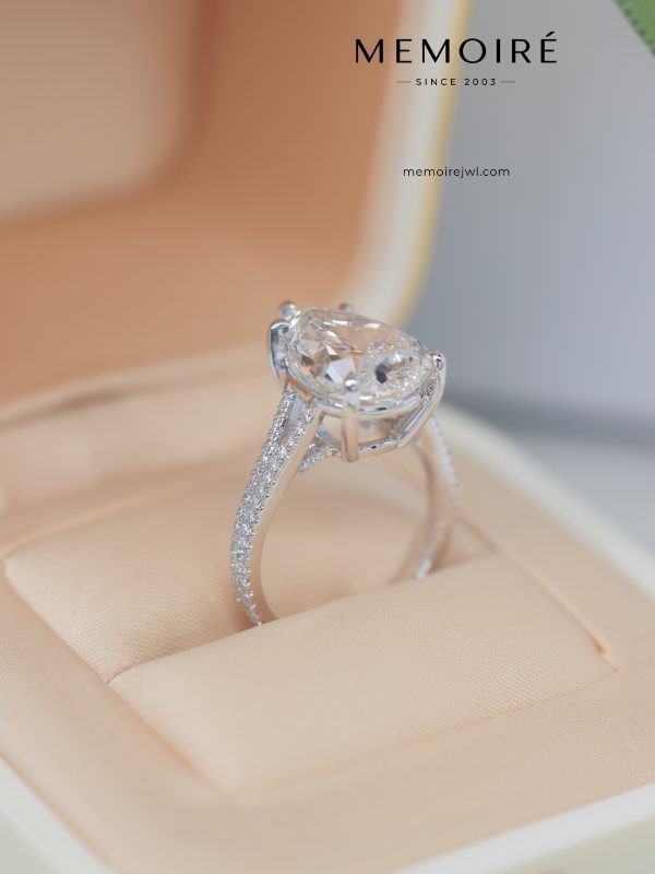 MÉMOIRÉ 18K White Gold Pear Cut Split Double Shank Full Pave Engagement Ring