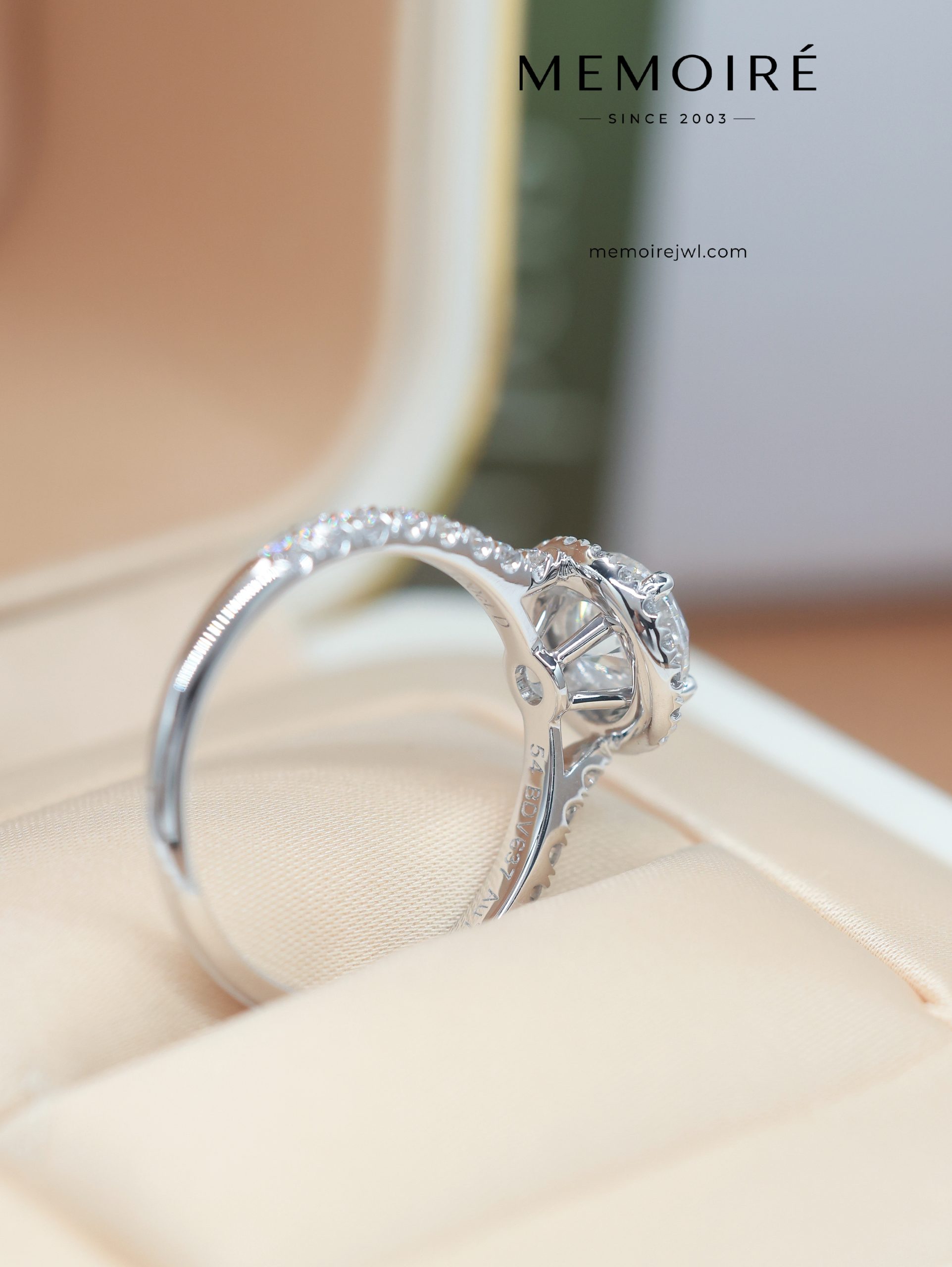 MÉMOIRÉ 18K White Gold Halo Pave Band Diamond Ring - Image 4