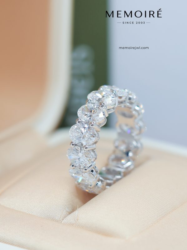 MÉMOIRÉ 18K White Gold Oval Full Eternity Diamond Ring