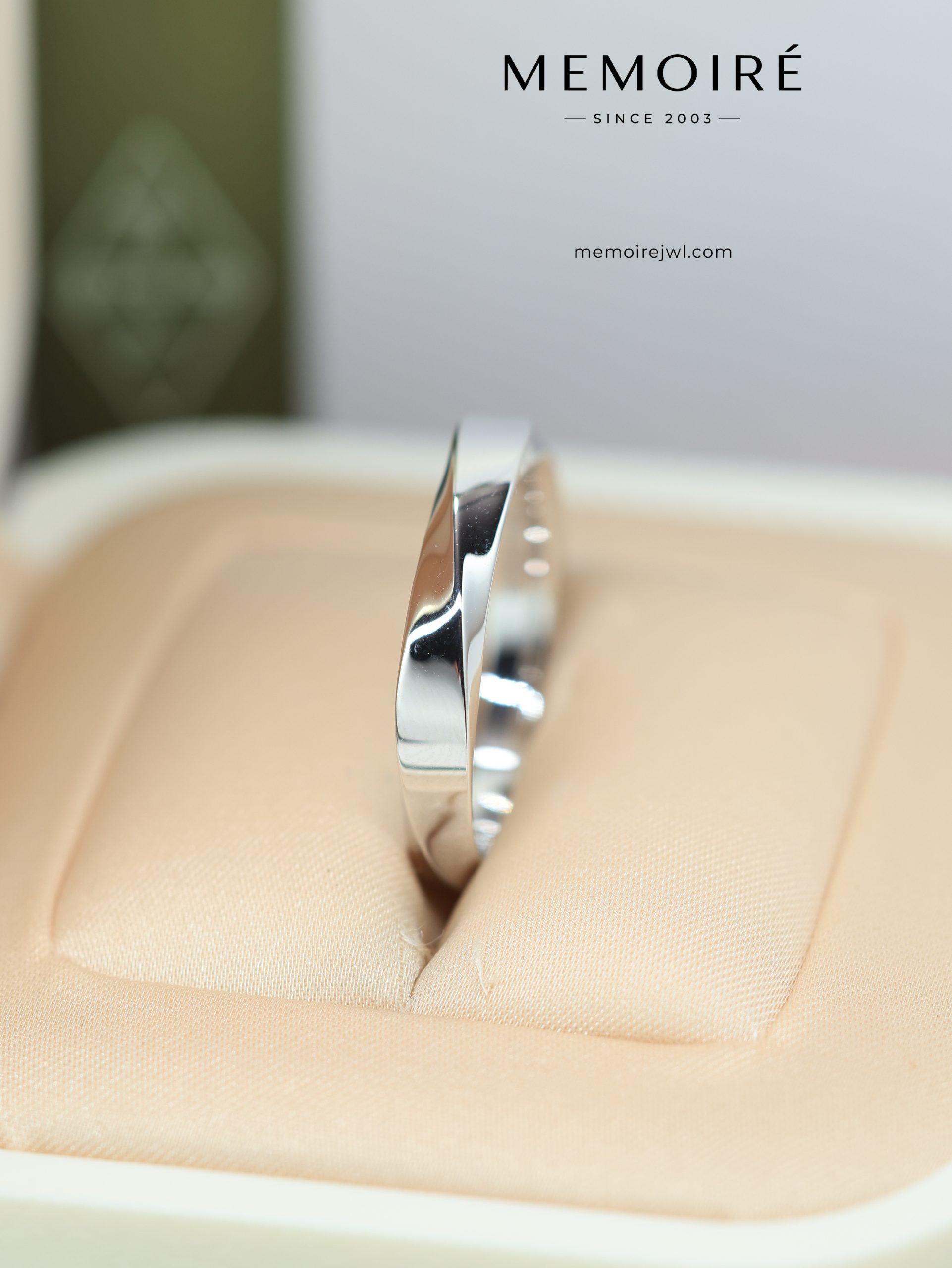 MEMOIRÉ White Gold Wide Plain Rhombus Ring