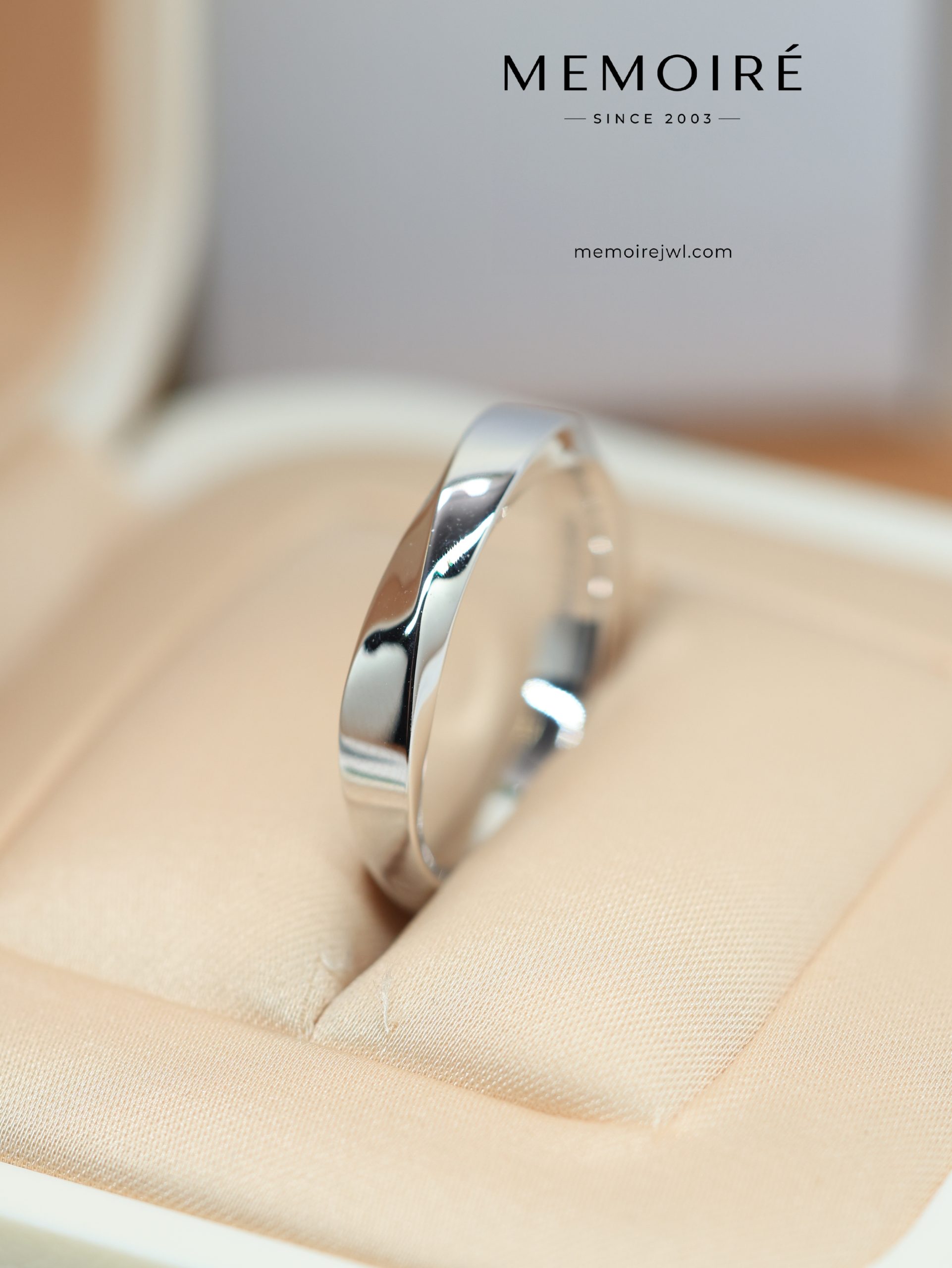MEMOIRÉ White Gold Wide Plain Rhombus Ring - Image 3
