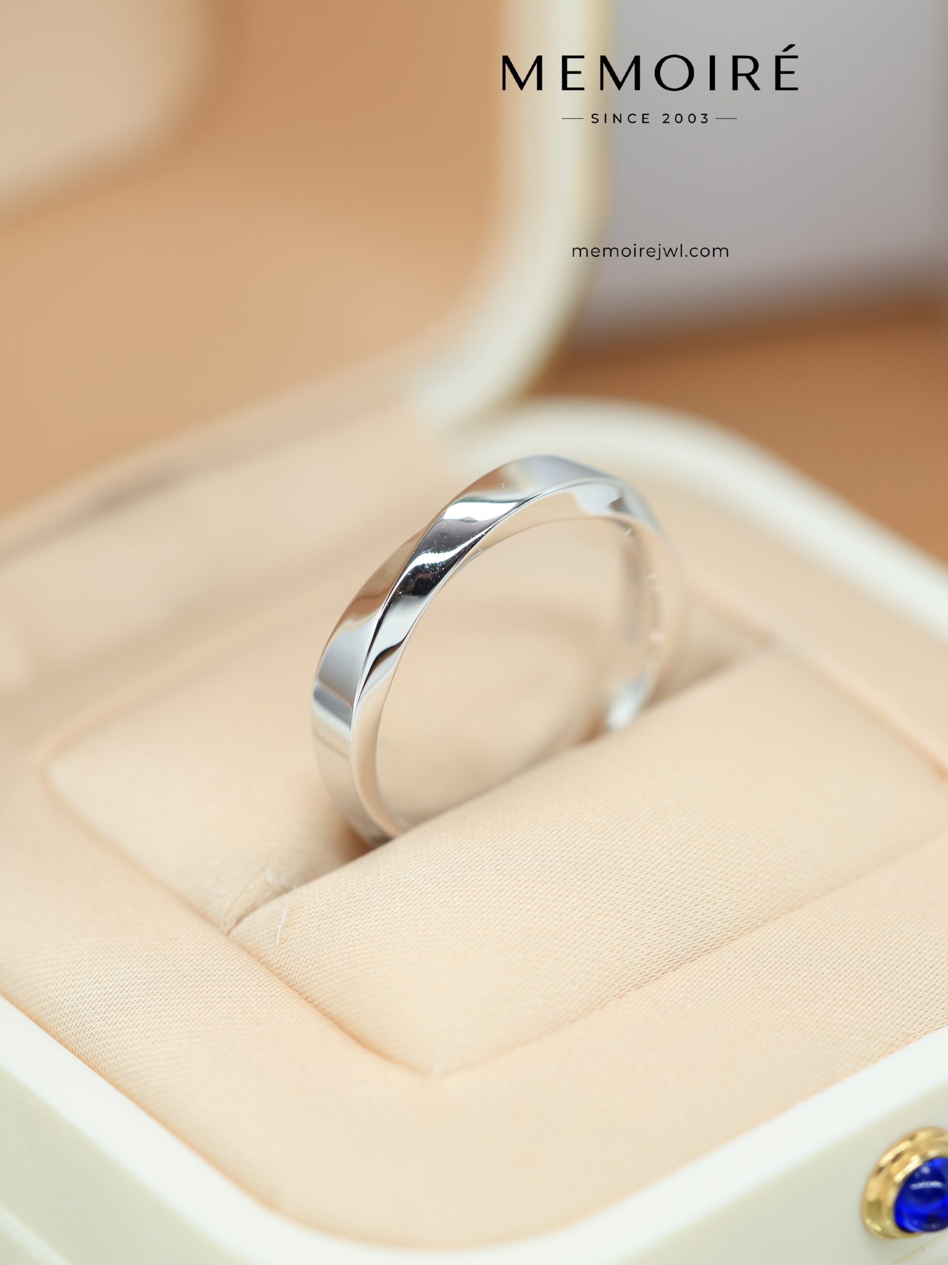 MEMOIRÉ White Gold Wide Plain Rhombus Ring - Image 4