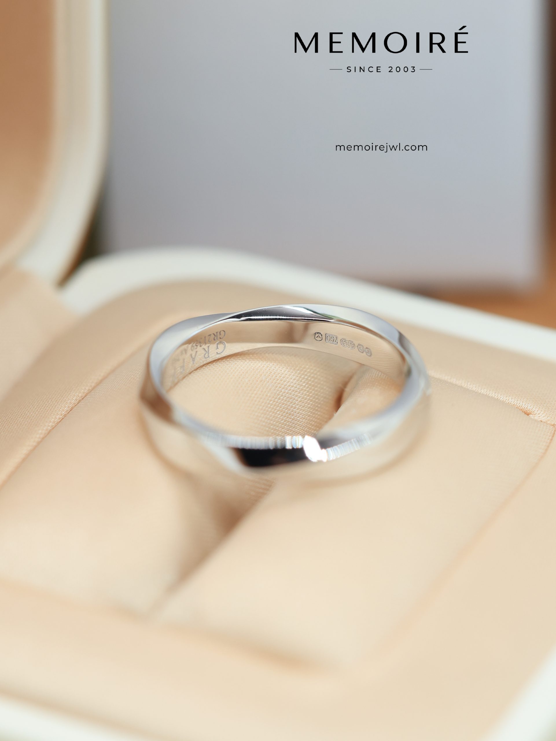 MEMOIRÉ White Gold Wide Plain Rhombus Ring - Image 5