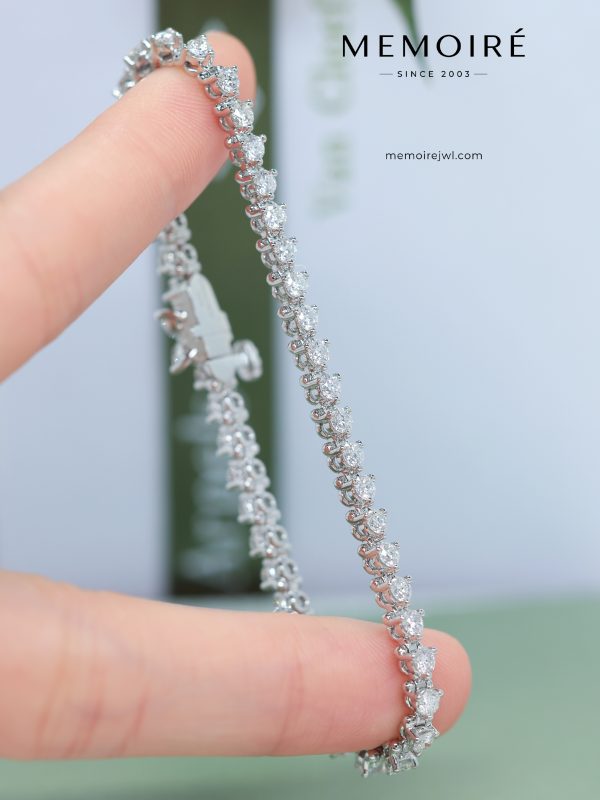MEMOIRÉ Platinum 0.03ct Each Round Diamond Tennis Bracelet (Marquise Clasp)