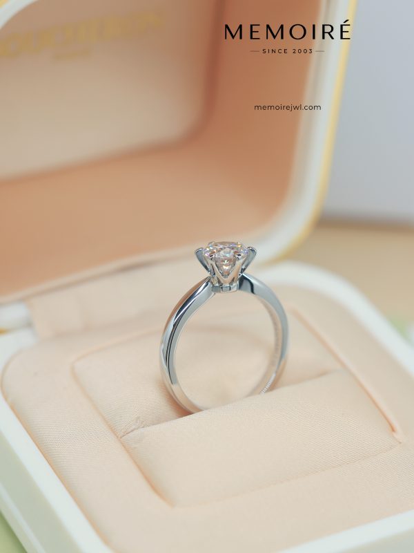 MÉMOIRÉ 18K White Gold Six Prong Solitaire Diamond Ring