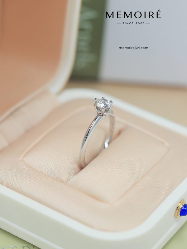 MÉMOIRÉ 18K White Gold Six Prong Solitaire Diamond Ring