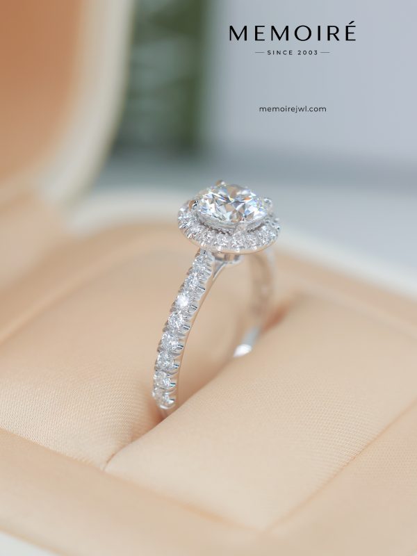 MÉMOIRÉ 18K White Gold Round Halo Full Pave Band Ring