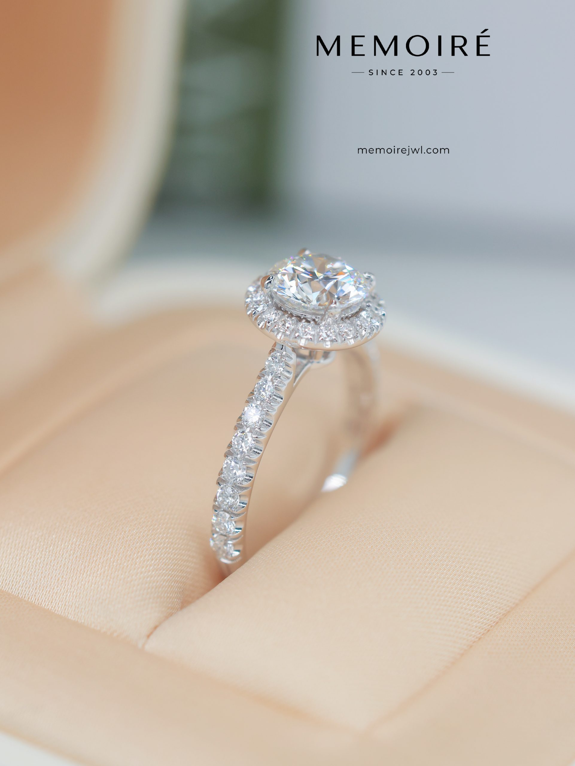 MÉMOIRÉ 18K White Gold Round Halo Full Pave Band Ring